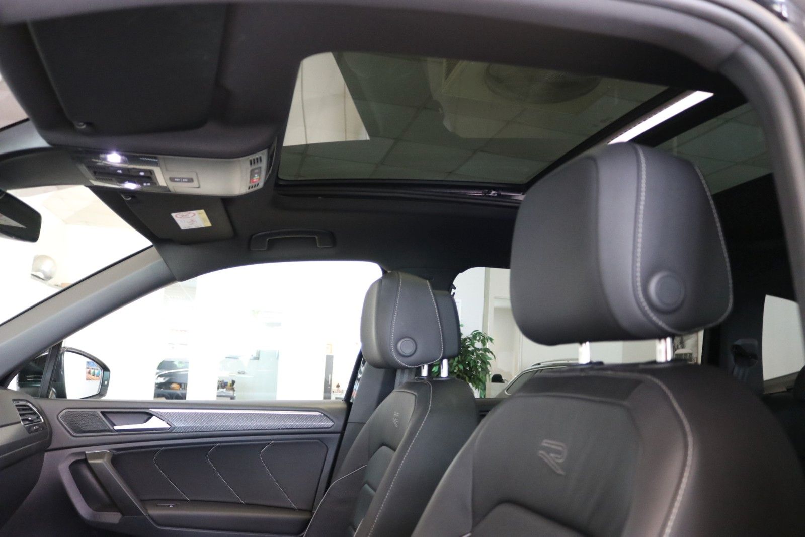 Volkswagen Tiguan Allspace R-Line AHK DCC 360° HUD Pano ACC foto 17