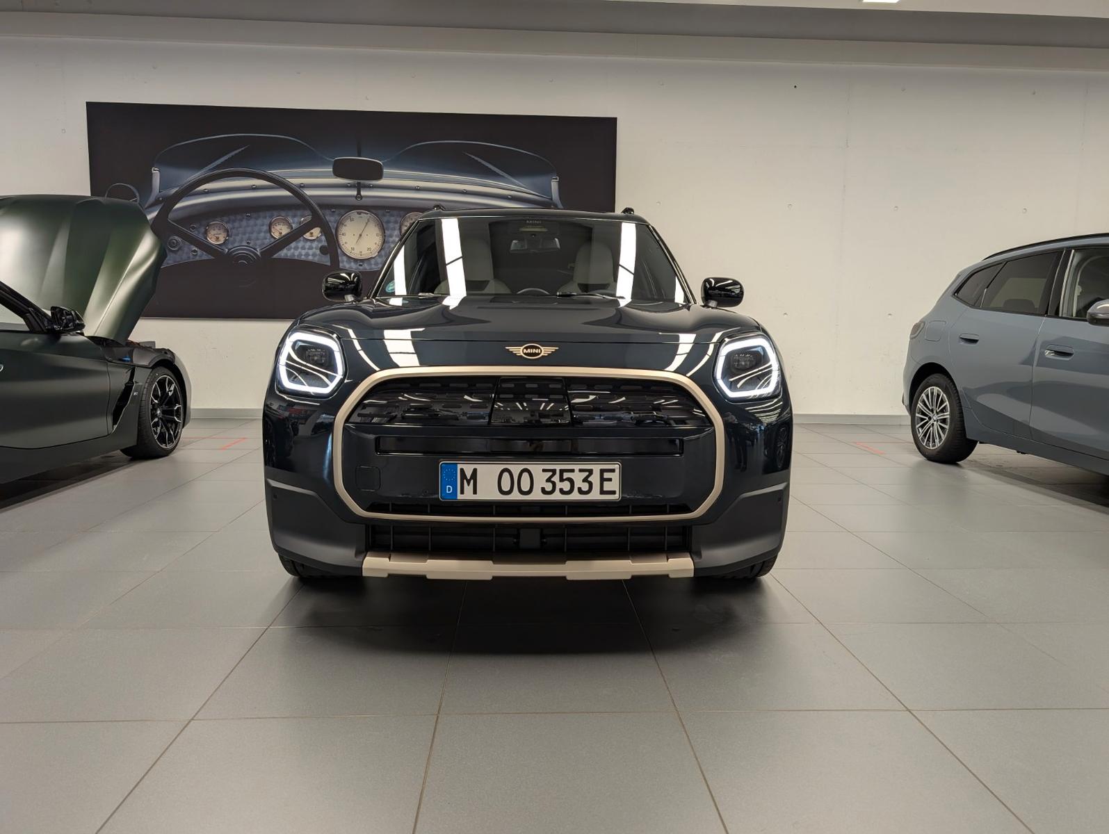 MINI Countryman E Favoured Trim AHK H&K Pano
