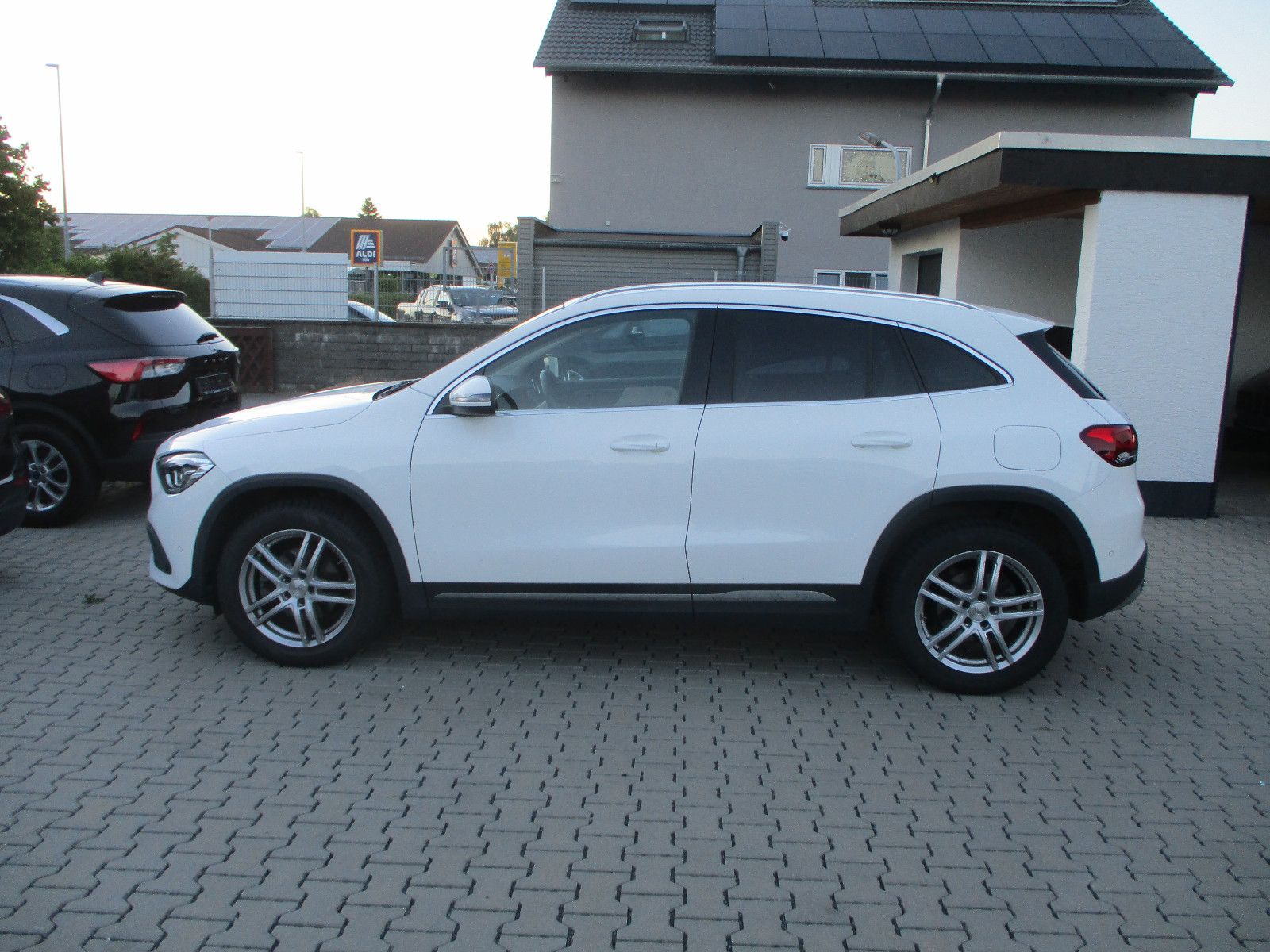 MERCEDES-BENZ GLA 200 d NAVI LEDER KAMERA TOTWIN LED SPURH PDC