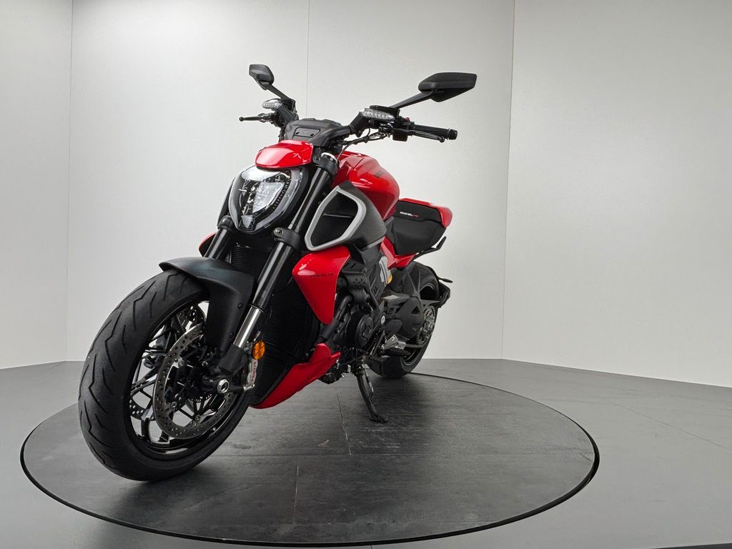 Fahrzeugabbildung Ducati DIAVEL V4 *NEUWERTIG *1. HAND