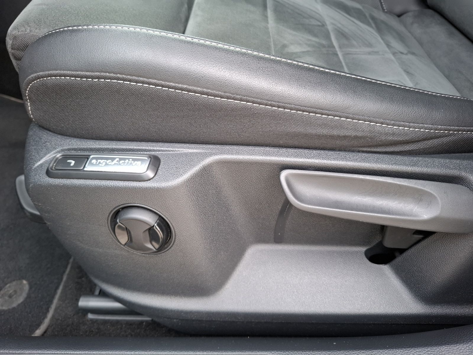 Fahrzeugabbildung Volkswagen T-Roc TSI Style LED AHK Navi AID ACC RFK SH 18"