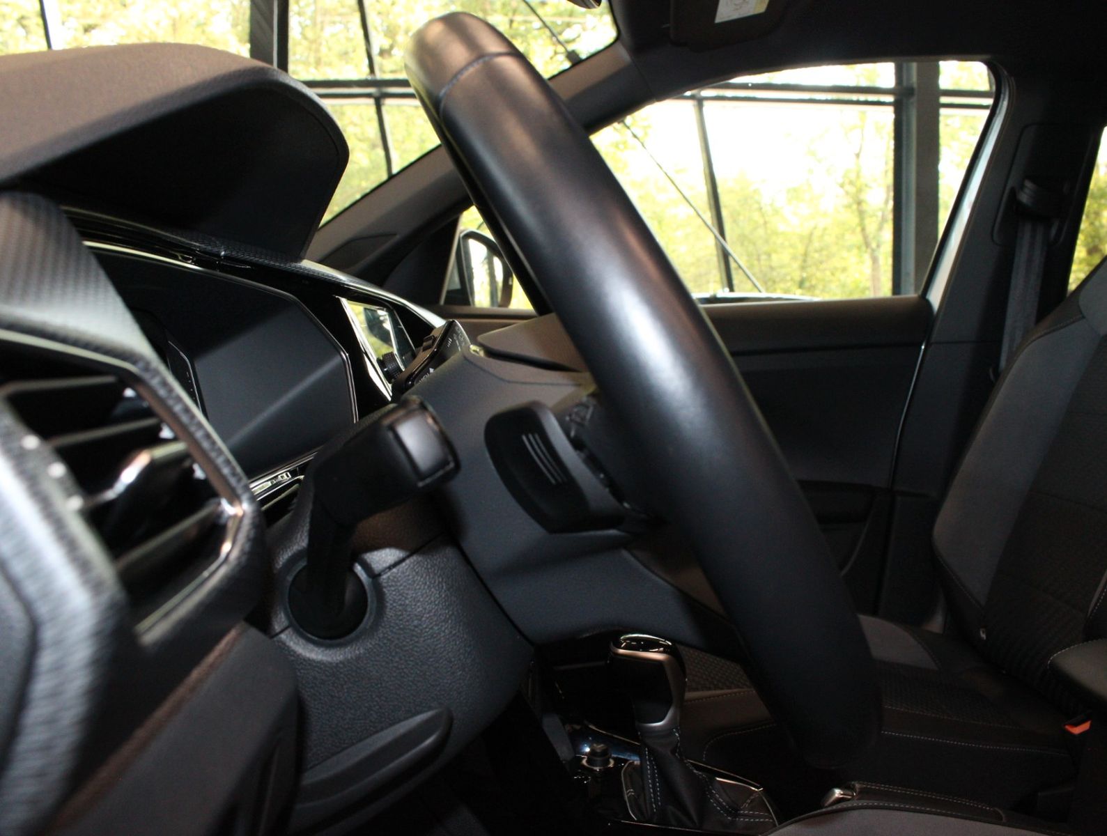 Fahrzeugabbildung Volkswagen T-Cross 1.5 TSI R-Line 1.HAND+ACC+IQ.DRIVE+KMERA