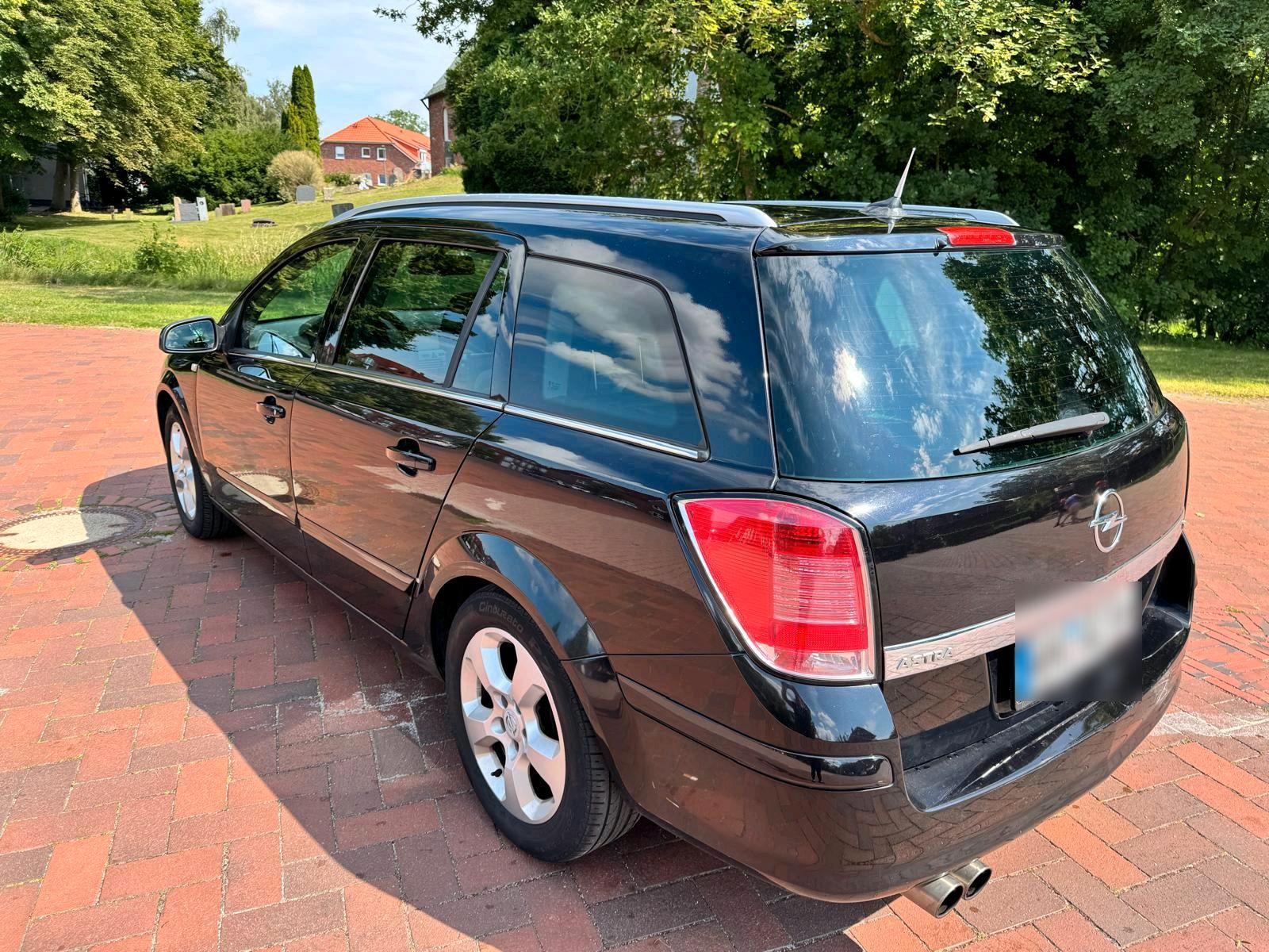 Opel Astra 2005 — rear view