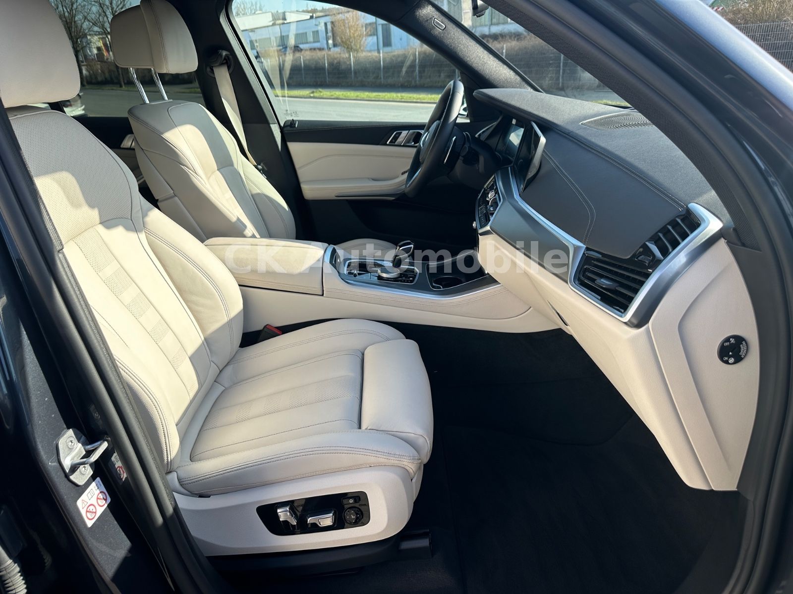 Fahrzeugabbildung BMW X5 xDrive 30d M-Sport/Navi/Head-Up/LED/22 Zoll