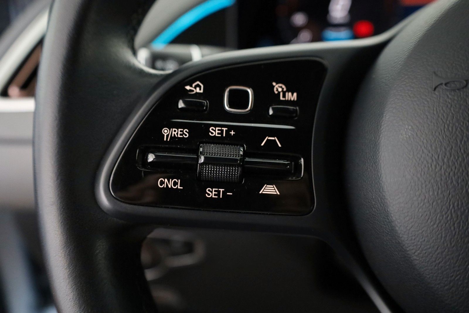 Fahrzeugabbildung Mercedes-Benz EQC 400 4M,Leder,Navi,LED,SH,Kamera,ACC,Keyless