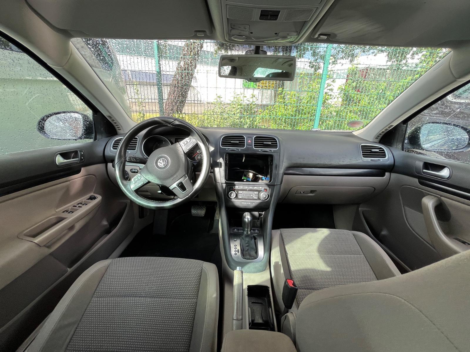 Volkswagen Golf 2012 — interior