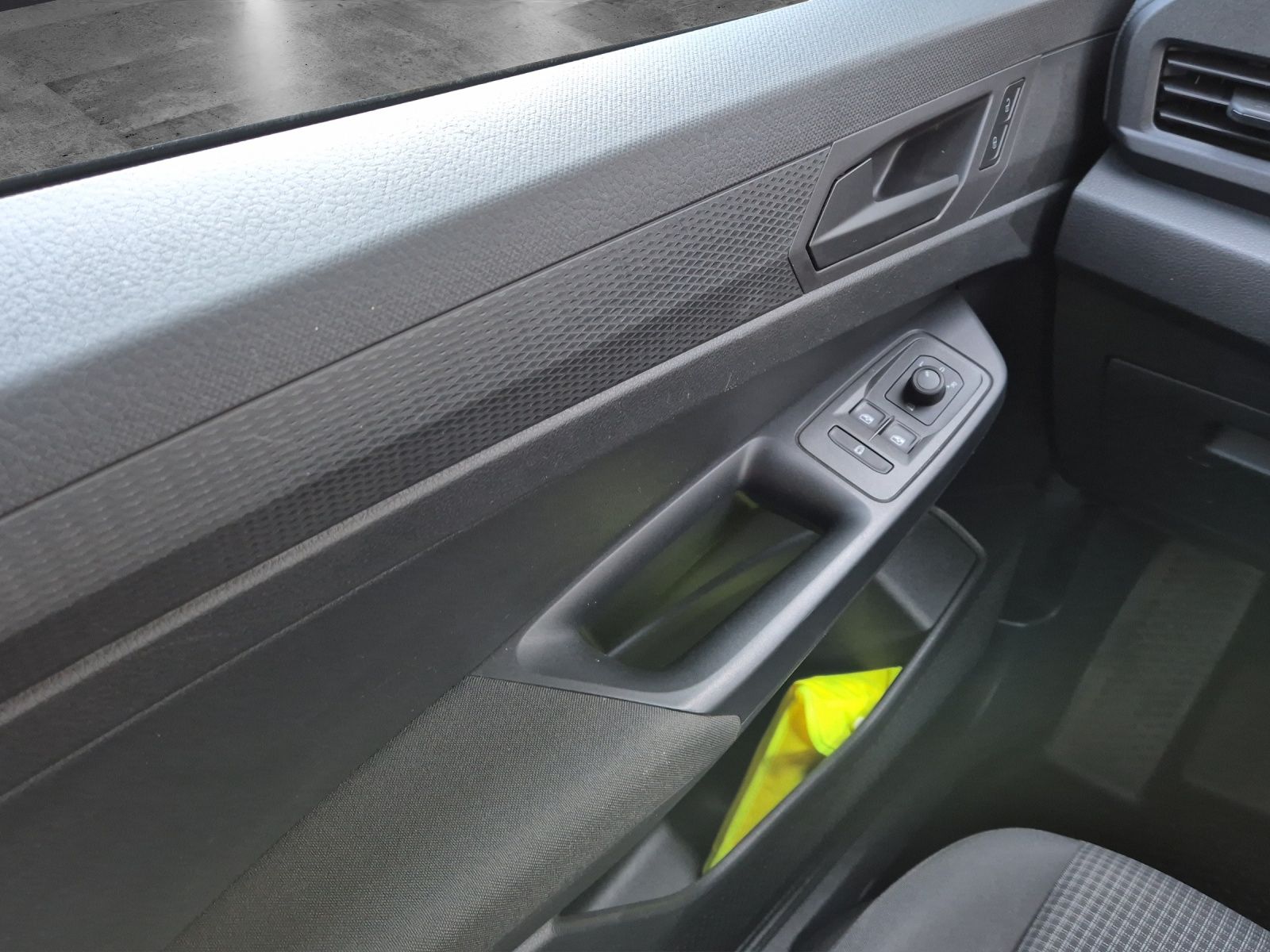 Fahrzeugabbildung Volkswagen Caddy Kombi TDI Maxi 4MOT AHZV LED AHK Klima GRA