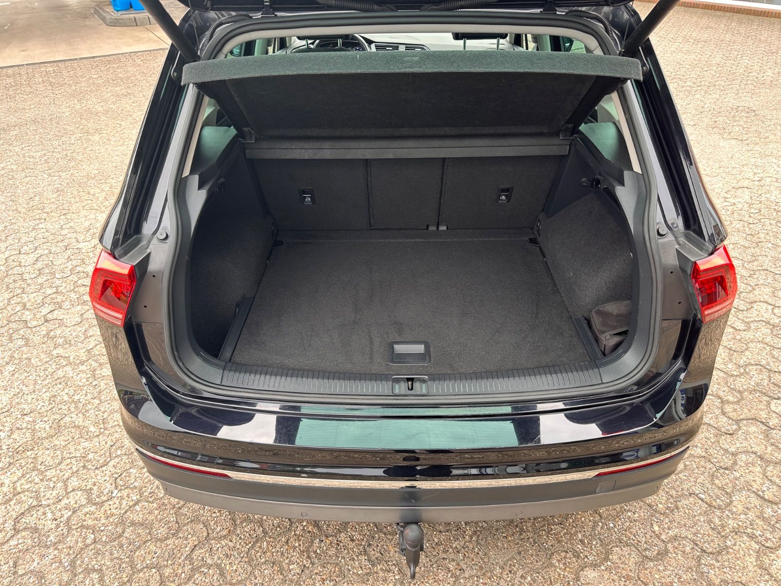 Fahrzeugabbildung Volkswagen Tiguan 2.0 TDI 4M Highline Pano/AHK/ACC/Navi/LED