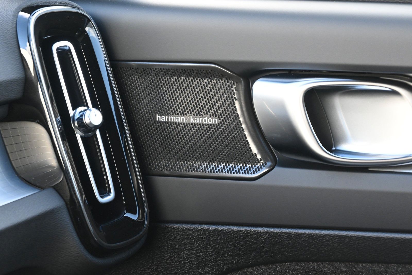Fahrzeugabbildung Volvo XC40 B3 DKG Plus Dark*Pixel*FSHZG*360°*ACC*AHK