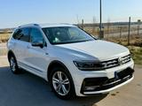 Volkswagen Tiguan Allspace 2.0 TSI, R-Line DSG 4MOTION - Volkswagen Tiguan Allspace R-Line mit Benzin-Antrieb
