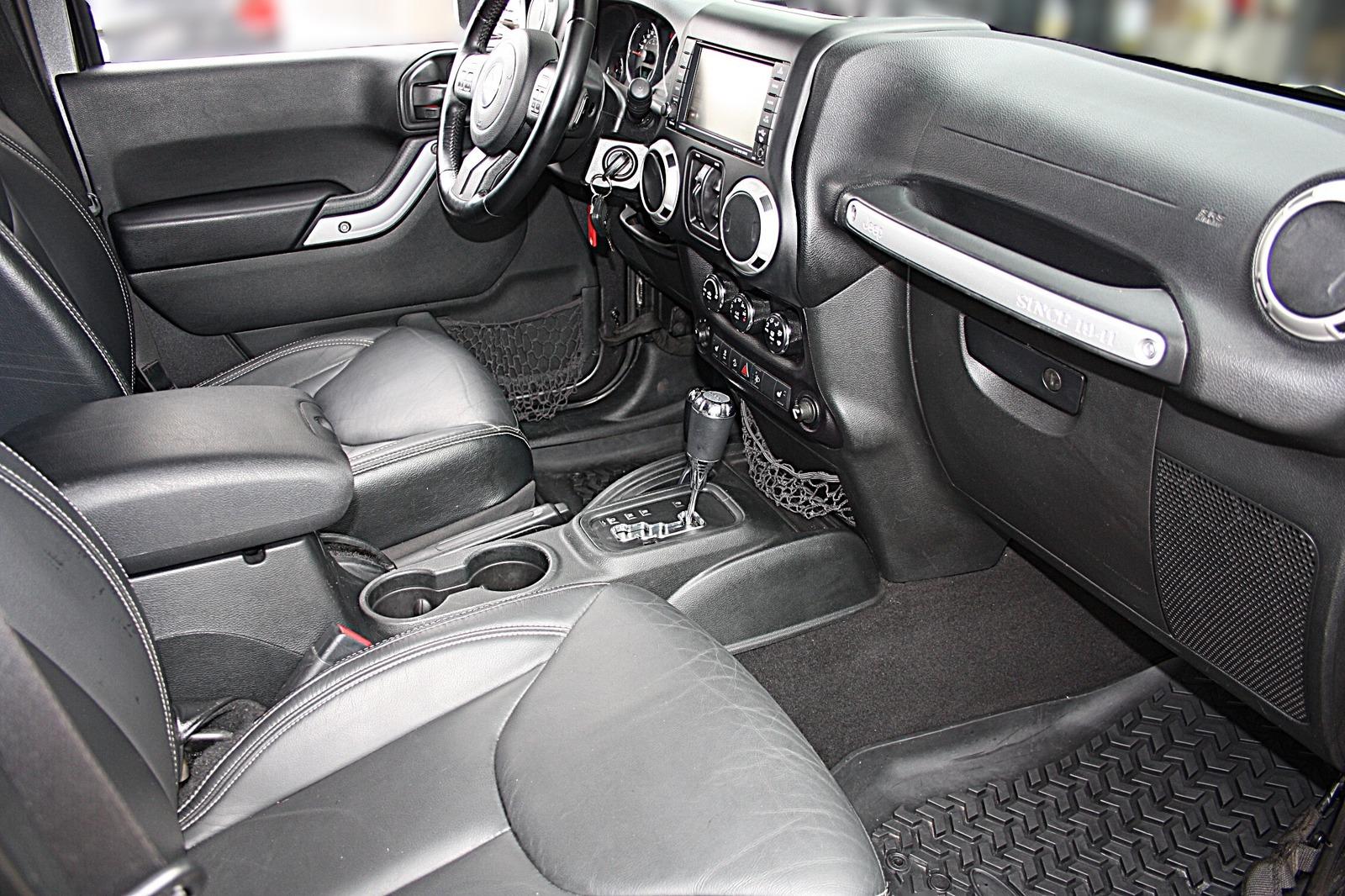 JEEP WRANGLER 2.8 SAHARA AUTO. GPS / CUIR / ATTELAGE / LED | 200 ch | 4X4 | ATTELAGE FIXE | PANORAMA | SELLERIE CUIR