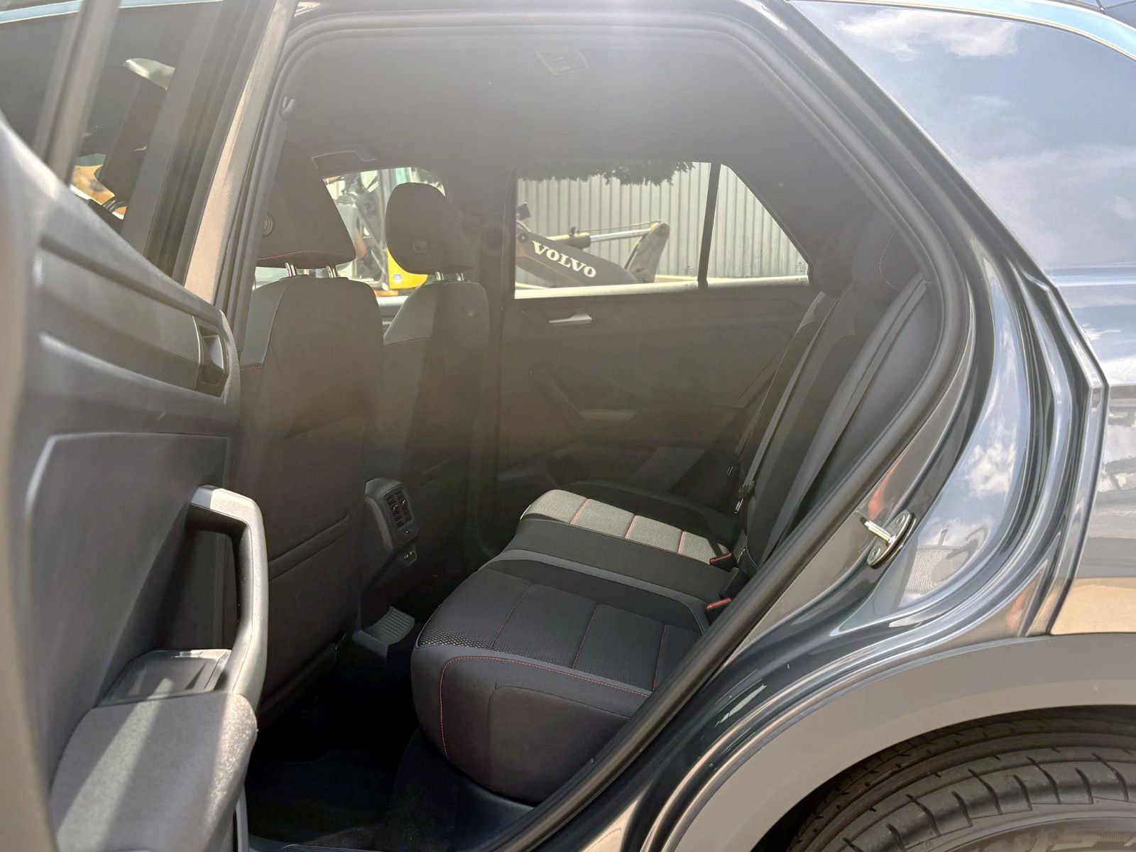Fahrzeugabbildung Volkswagen T-Roc 1.5TSI R-Line DSG ACC KAM AHK LED NAV BT