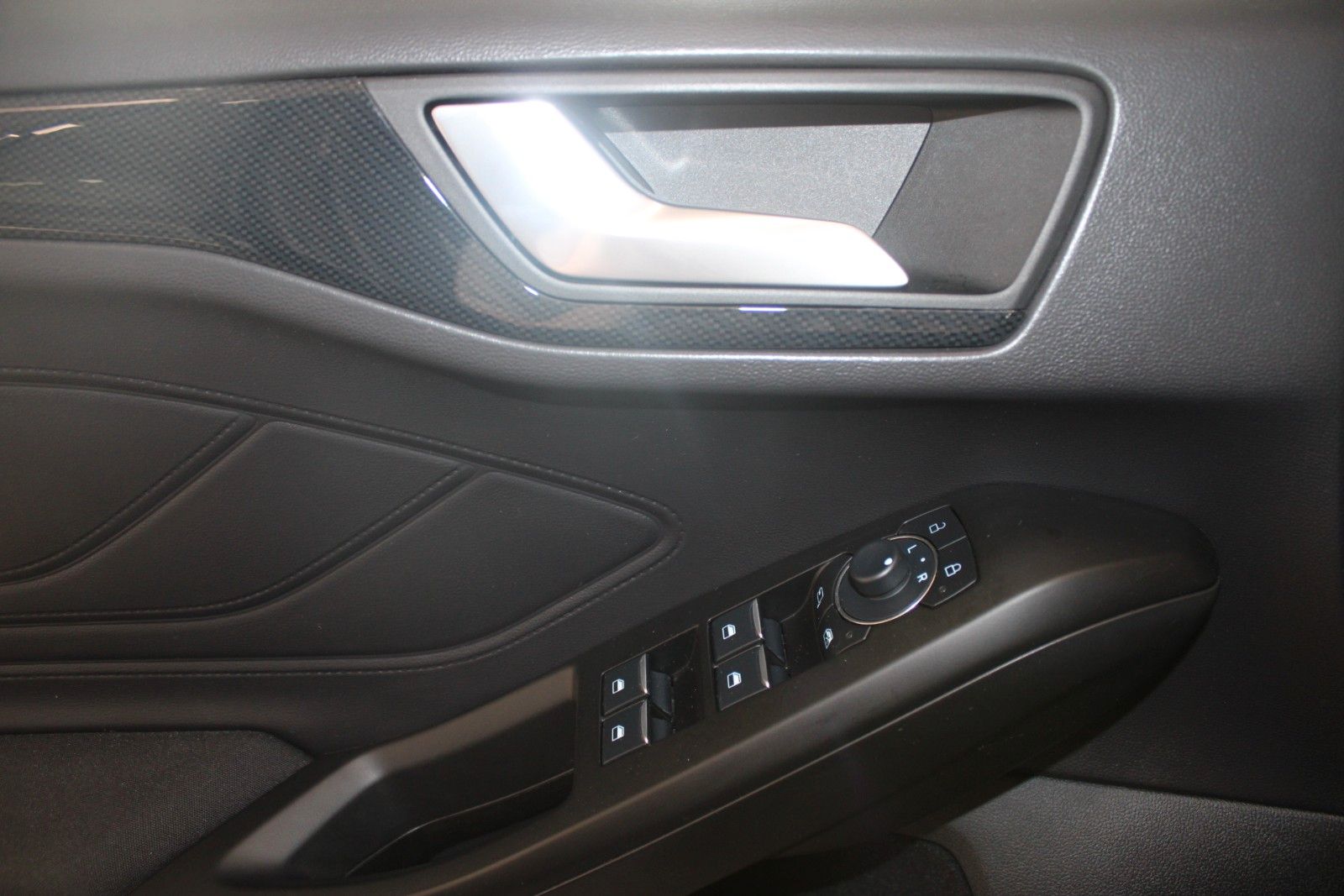 Fahrzeugabbildung Ford Focus ST-Line Aut. LED AHK ACC B&O WinterPak uvm