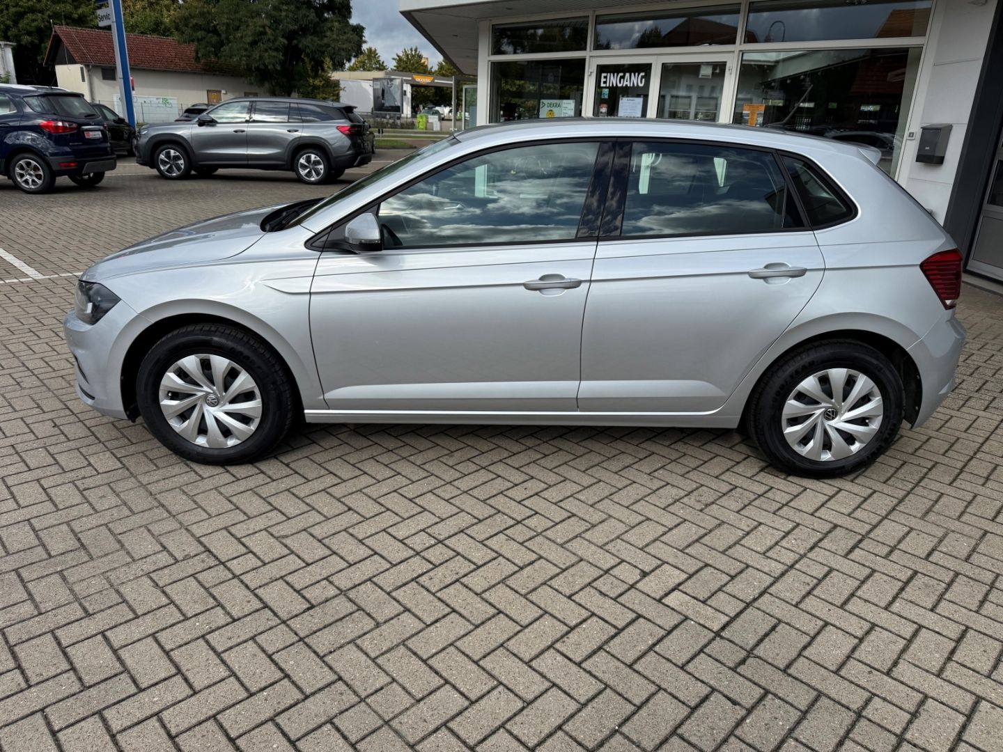 Fahrzeugabbildung Volkswagen Polo VI Comfortline Navi Kurv ACC WLAN DAB SHZ T