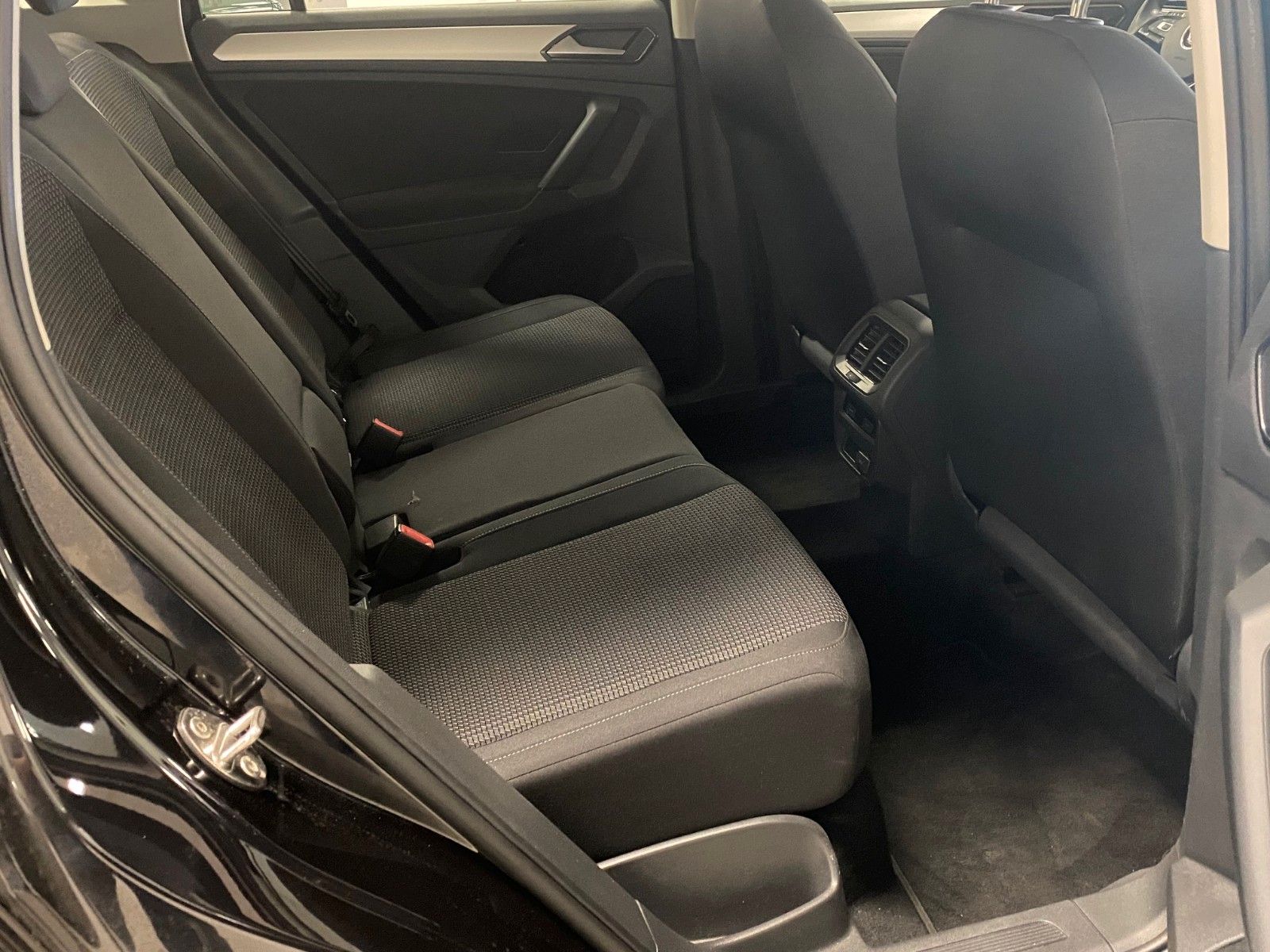 Fahrzeugabbildung Volkswagen Tiguan 1.4 TSI ACT DSG Trendline+NAVI+LED+TEMPOM