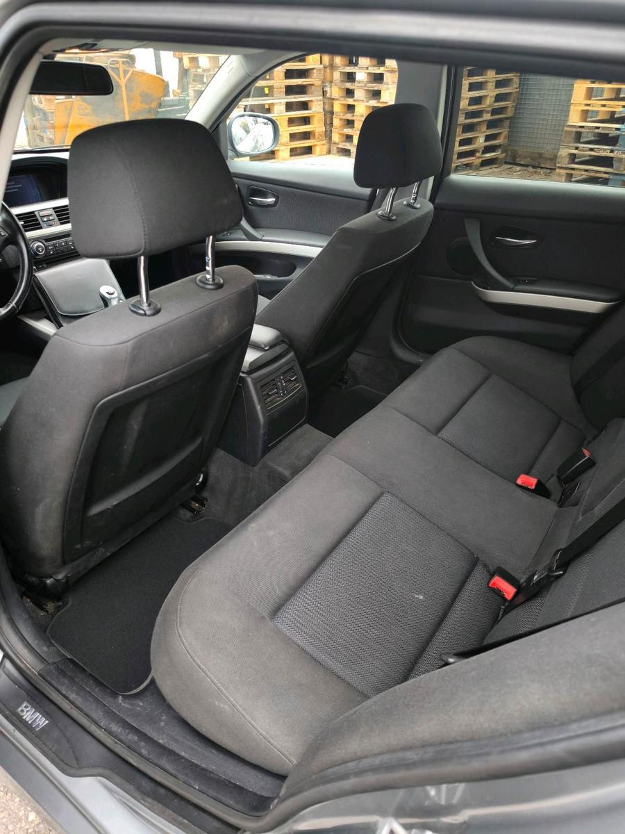 BMW 318 2011 — photo 9