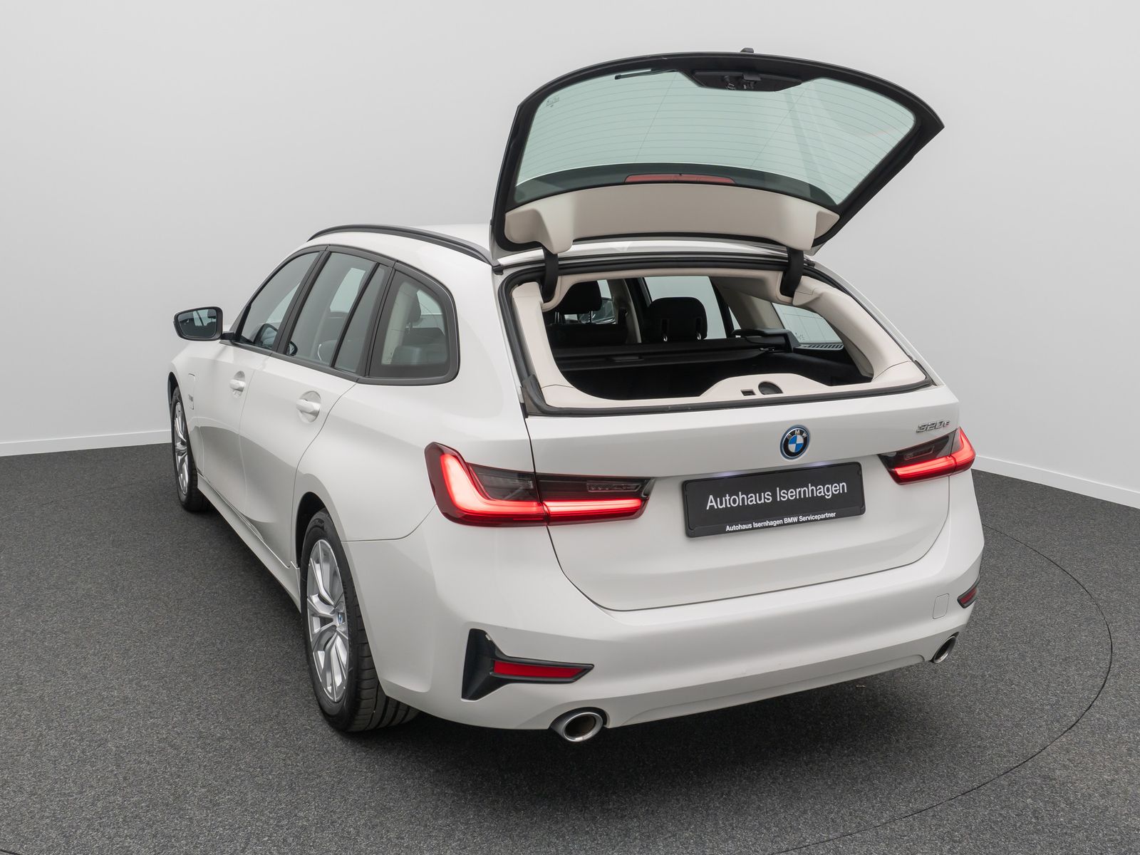 Fahrzeugabbildung BMW 320e  DAB CockPitPro Alarm Geschwindigkeitsreg