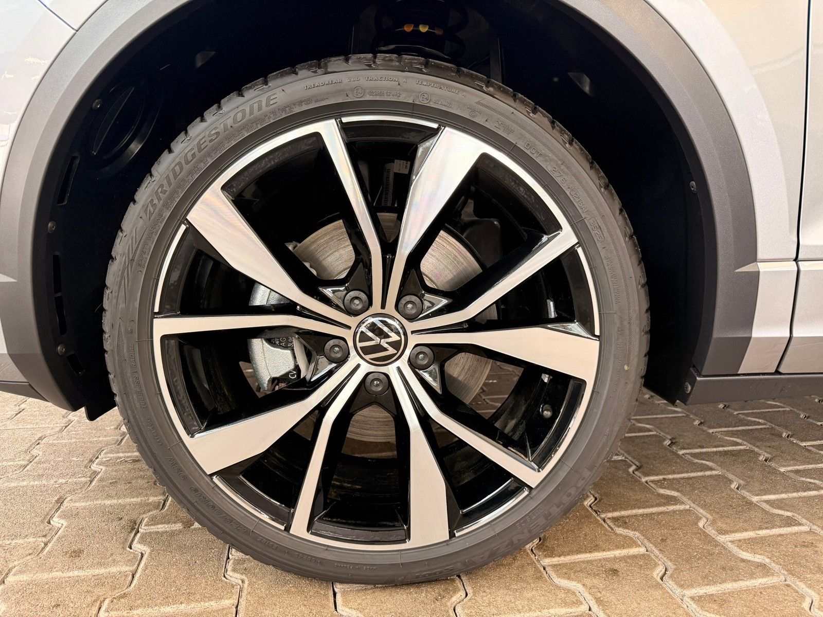 Fahrzeugabbildung Volkswagen T-Roc R-Line 1,5 TSI DSG + Black Style +Pano+ACC