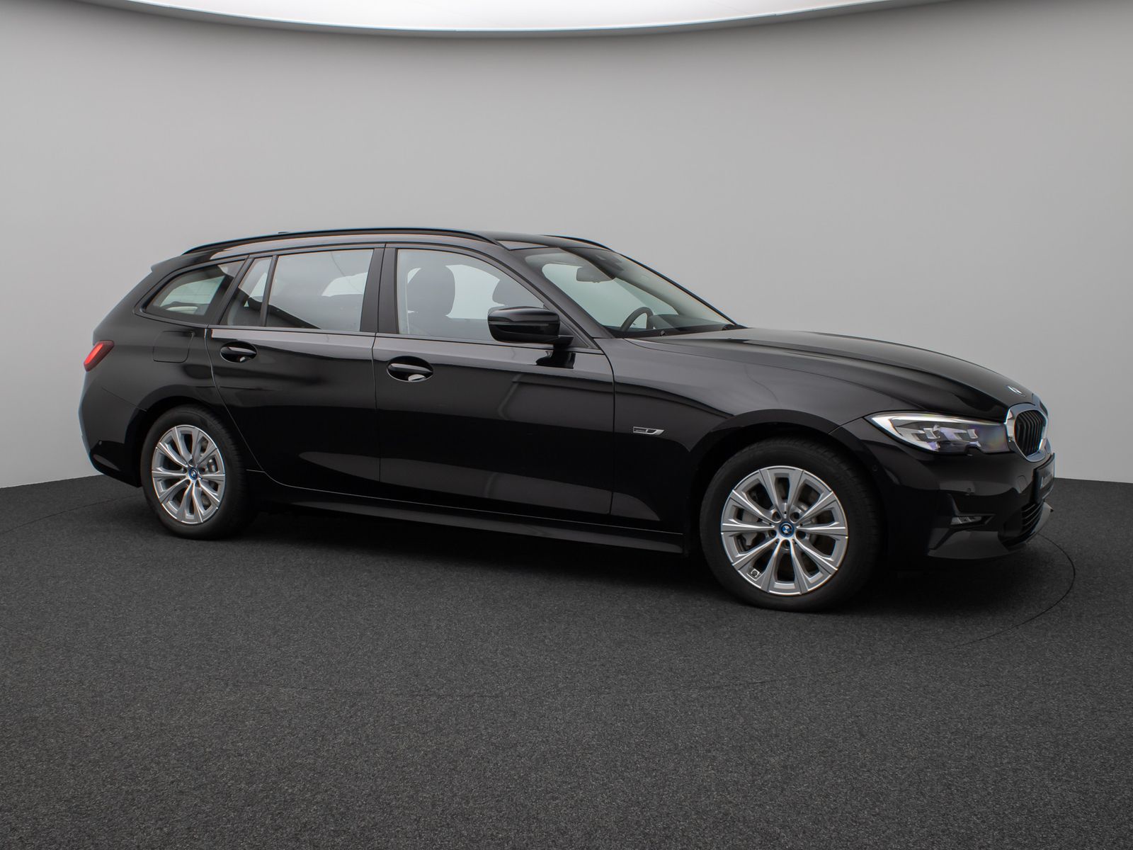 Fahrzeugabbildung BMW 330e Panorama Kamera DAB WLAN Lenkrhzg Alarm LED