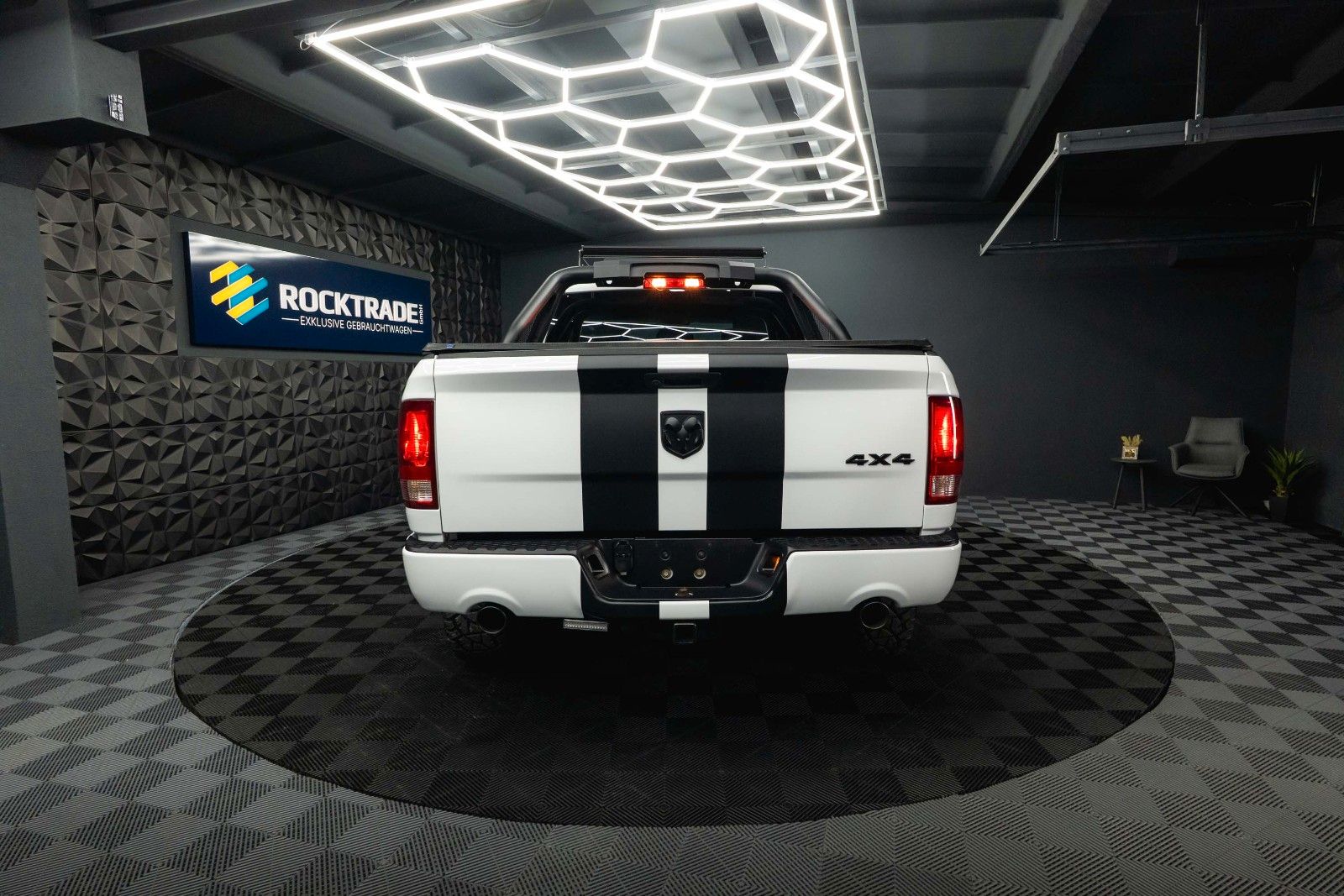Fahrzeugabbildung Dodge RAM 5.7 V8 HEMI 4x4 OFFROAD Night-Paket *LED*19%