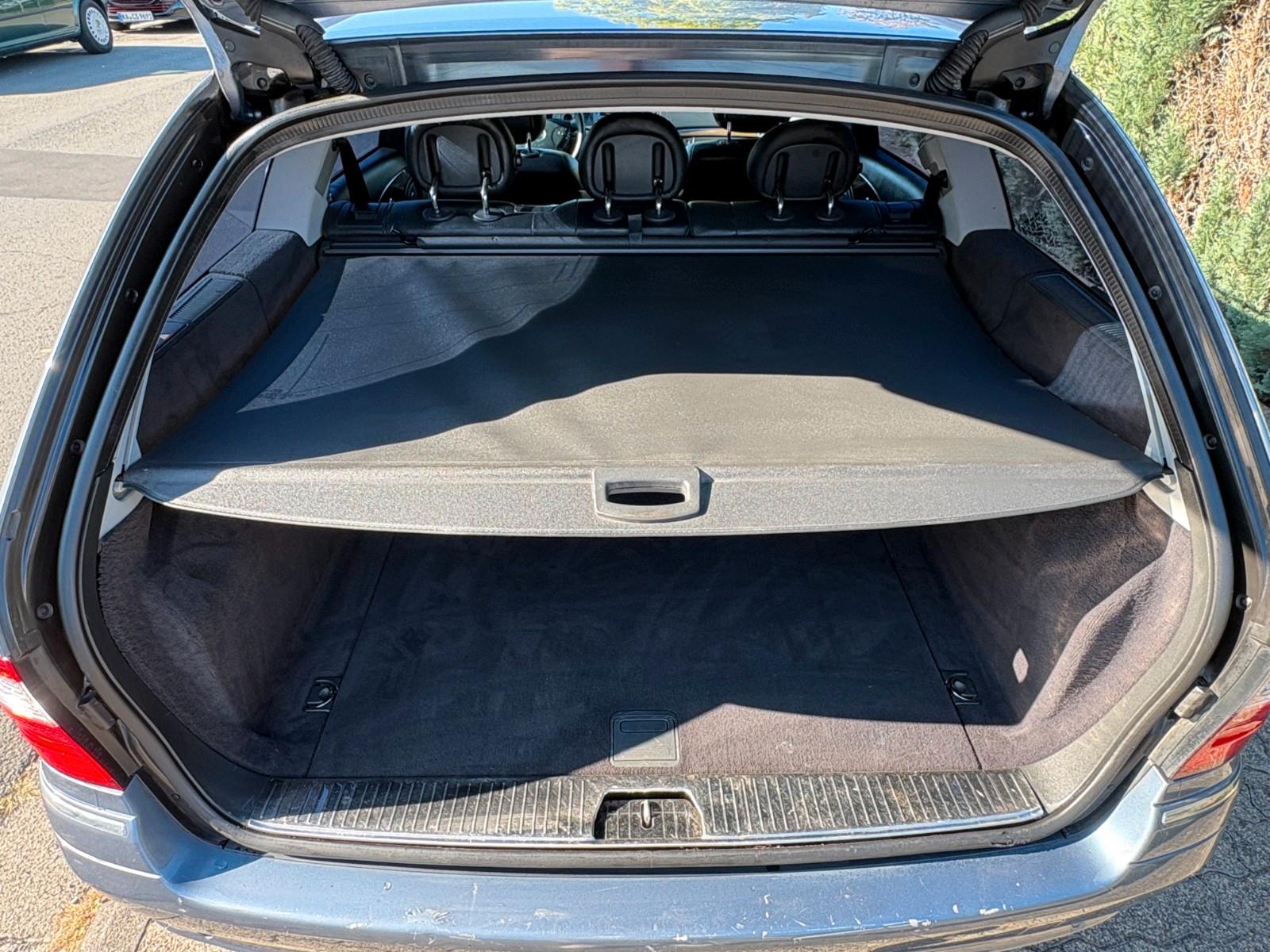 Mercedes-Benz E240 2004 — photo 17