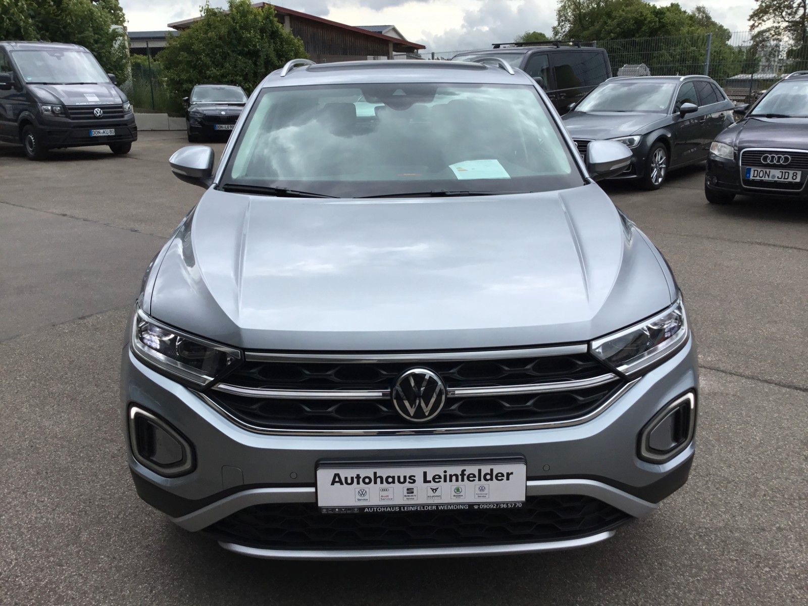 Fahrzeugabbildung Volkswagen T-Roc 1.5 TSI DSG Style+AHK+MatrixLED+ACC+Pano