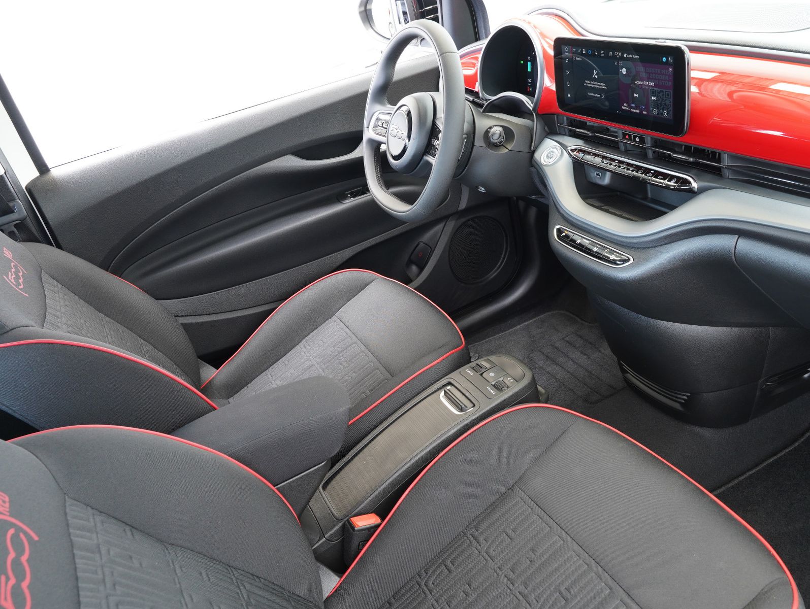 Fahrzeugabbildung Fiat 500e Red 70KW/23,8kWh/DC-LADEN/KAMERA