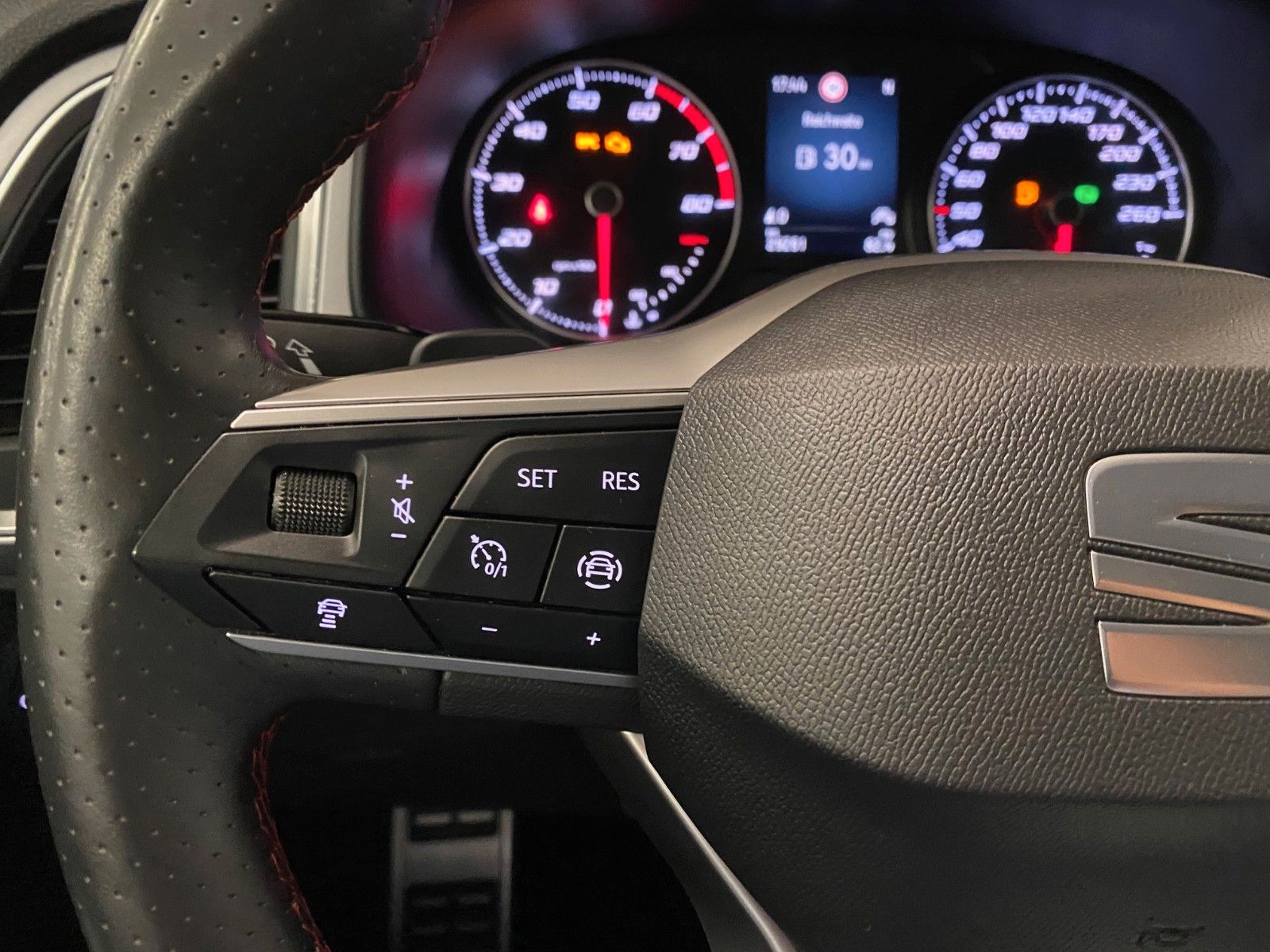 Fahrzeugabbildung SEAT Ateca 1.5 TSI 110kW FR DSG+AHK+ACC+VOLLLEDER+LED