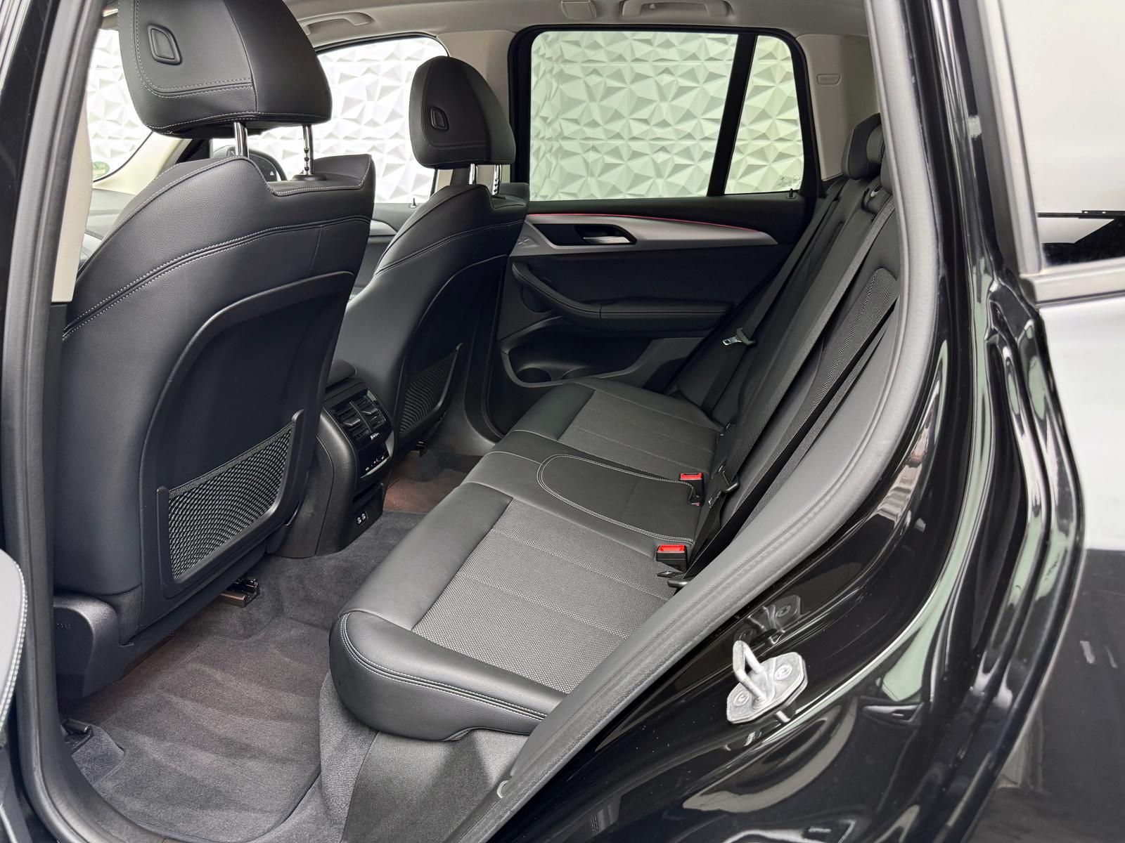Fahrzeugabbildung BMW xDRIVE20i/ADVANTAGE/ACC/LED/LIVECP/HUD/KEYL/360°