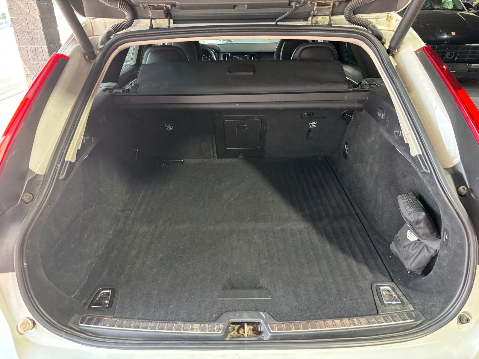 Fahrzeugabbildung Volvo V90 Momentum /KAMERA/PANO/AHK/SHZ/ACC++/LED