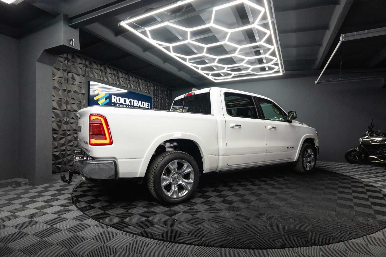 Fahrzeugabbildung Dodge RAM 5.7 V8 HEMI 4x4 LARAMIE LPG *Unfallfrei*Pano