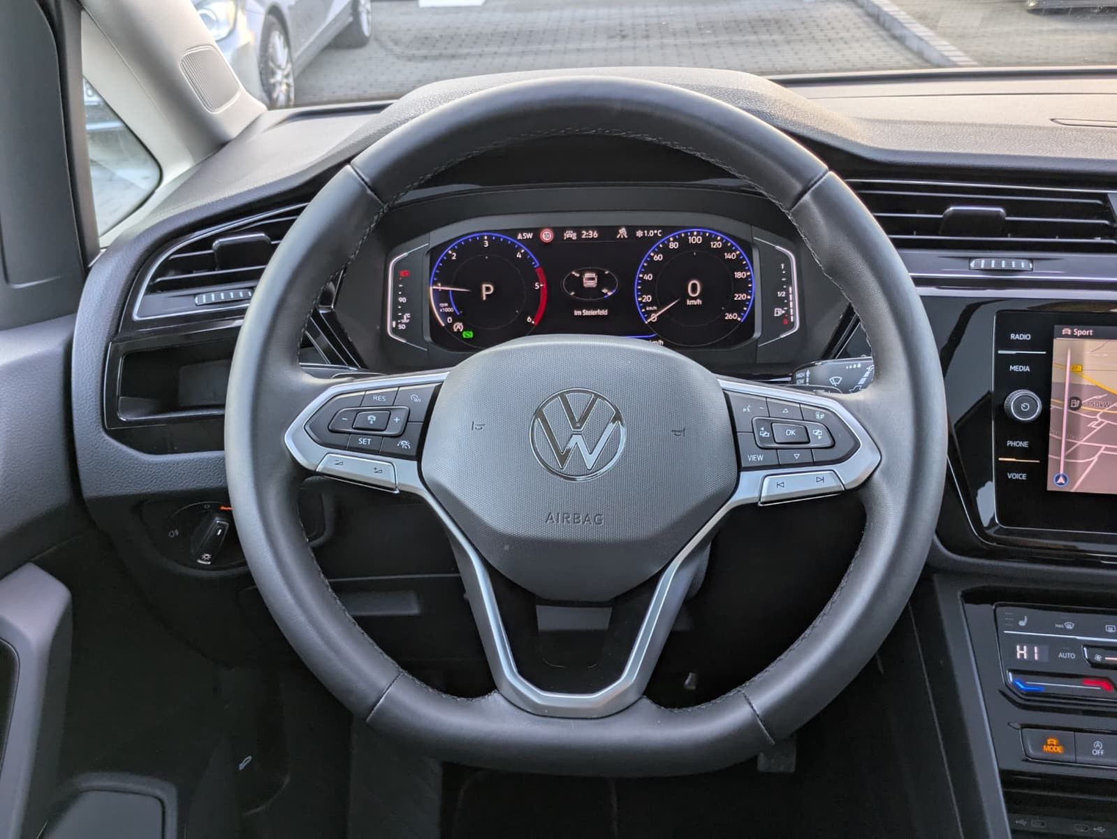 Fahrzeugabbildung Volkswagen Touran 2.0 DSG R-Line High. Pano 7-Si IQ.Dri AHK