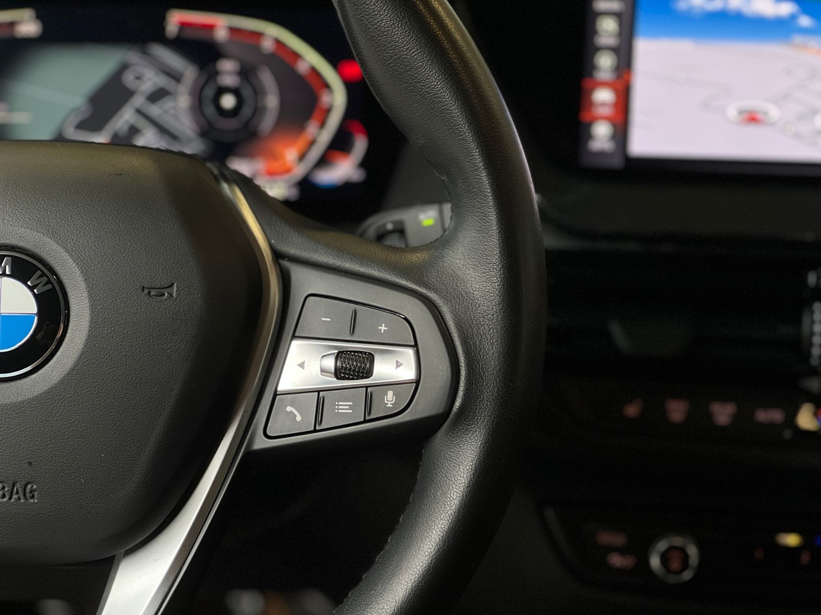 Fahrzeugabbildung BMW 118i Sport Line KLIMA LED NAVI SHZ