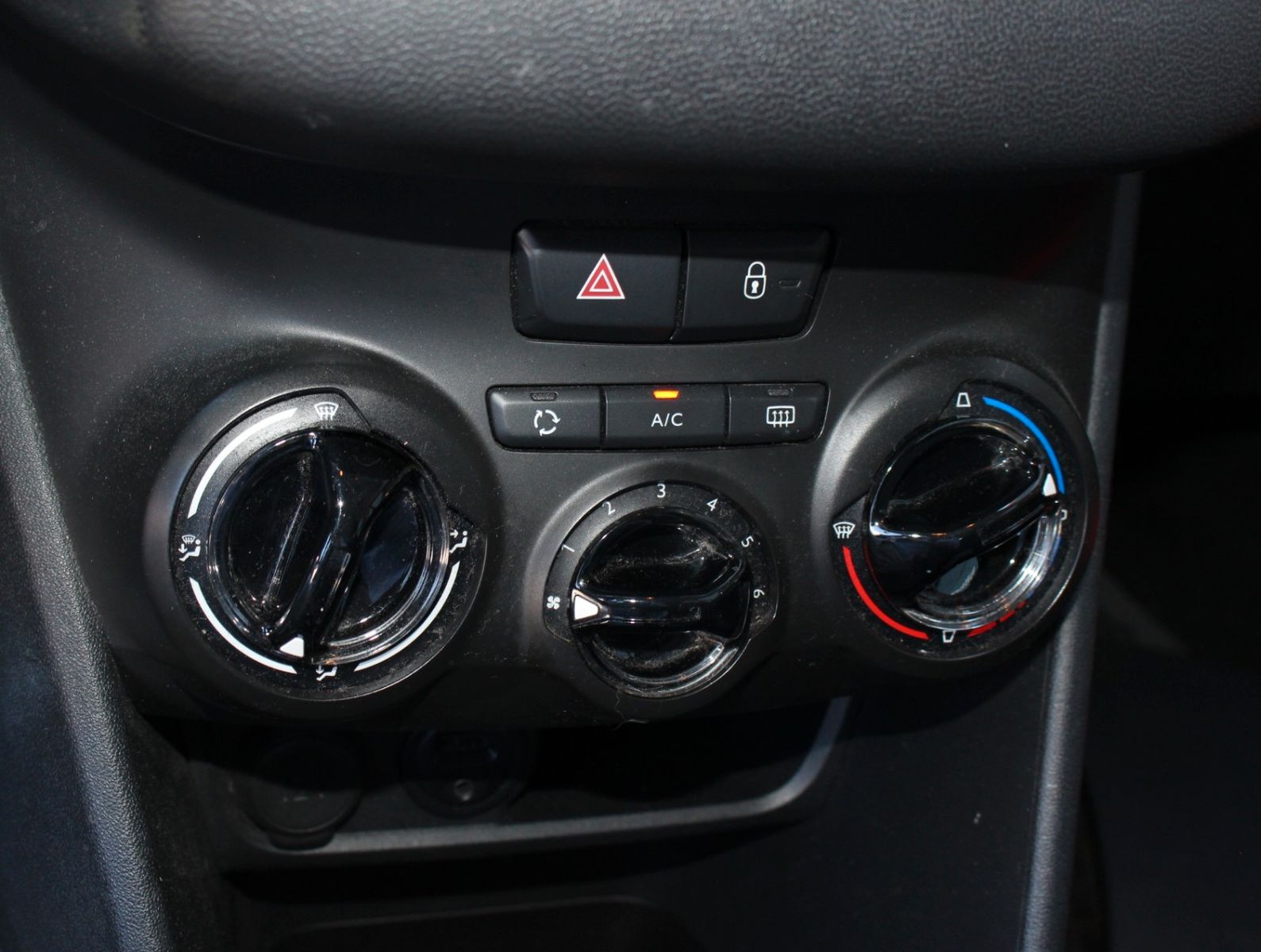 Fahrzeugabbildung Peugeot 208 1.2 Active PureTech *Motor Probleme.
