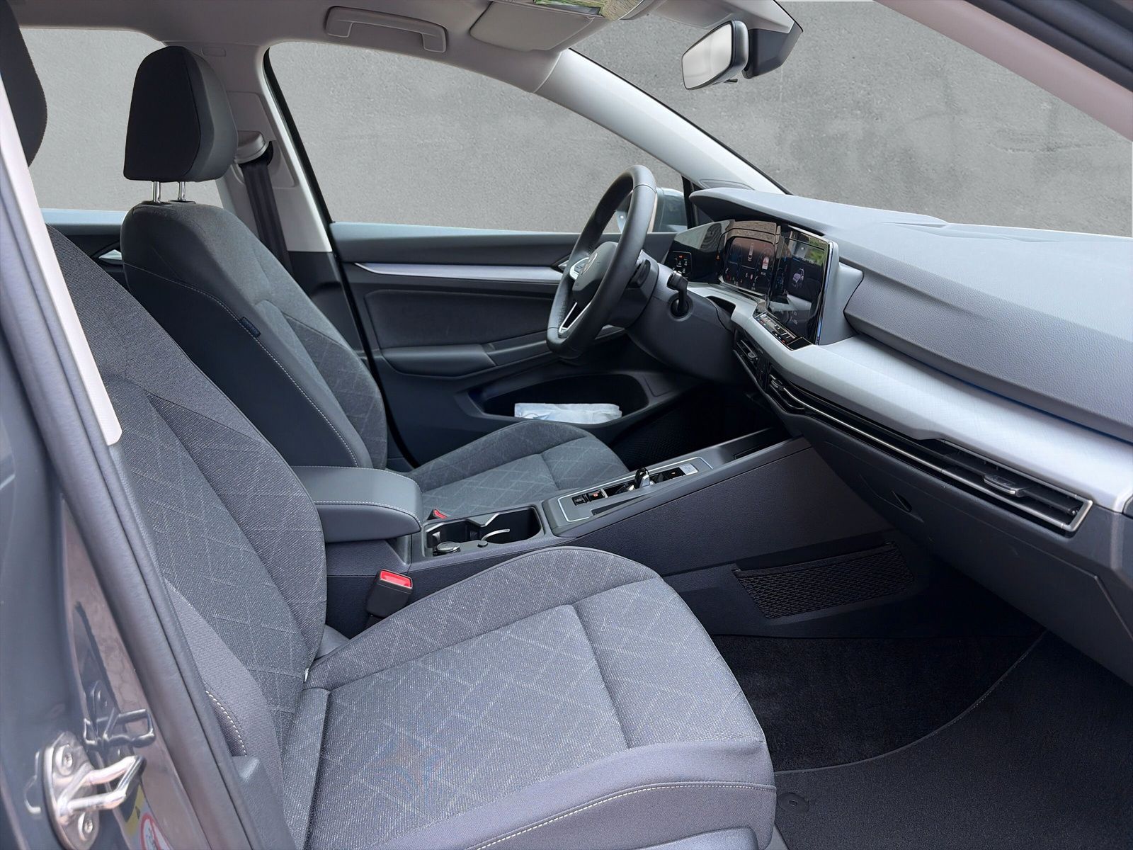 Fahrzeugabbildung Volkswagen Golf Variant 1.5 eTSI Life Kamera AppConnect SHZ
