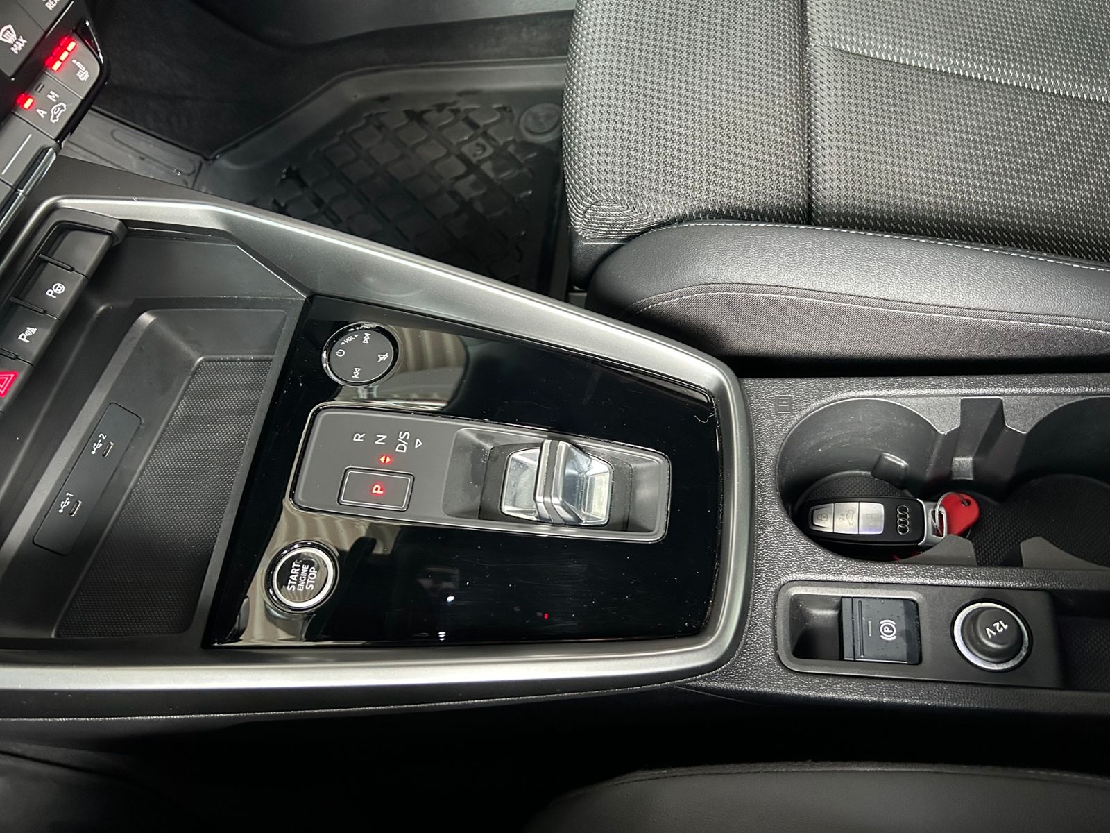 Fahrzeugabbildung Audi A3 Sportback  35 TFSI S line AHK LED NAVI