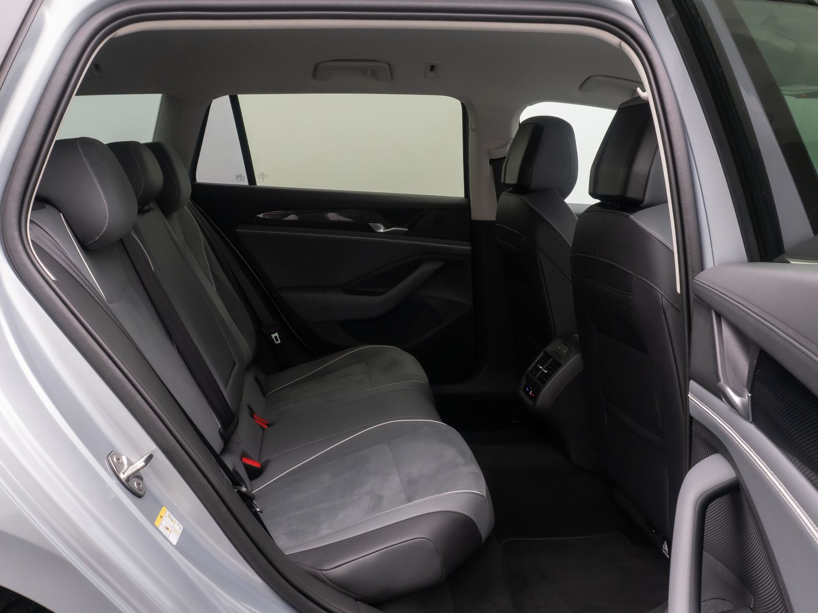 Fahrzeugabbildung Volkswagen Passat 1.5 eHybrid Business 360° AHK ACC Massage