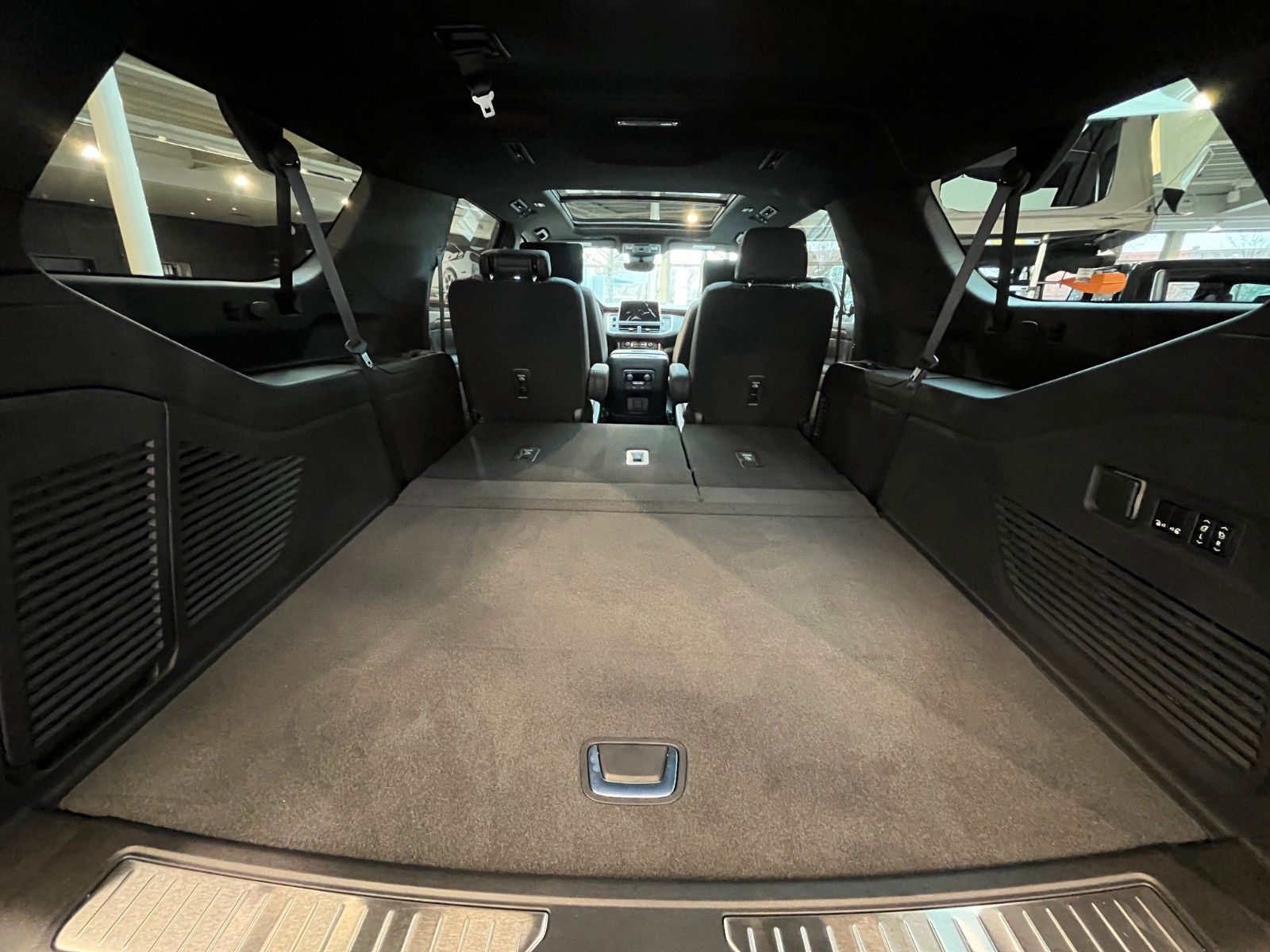 Fahrzeugabbildung Chevrolet Suburban High Country 6.2 *AHK*Pano*360°