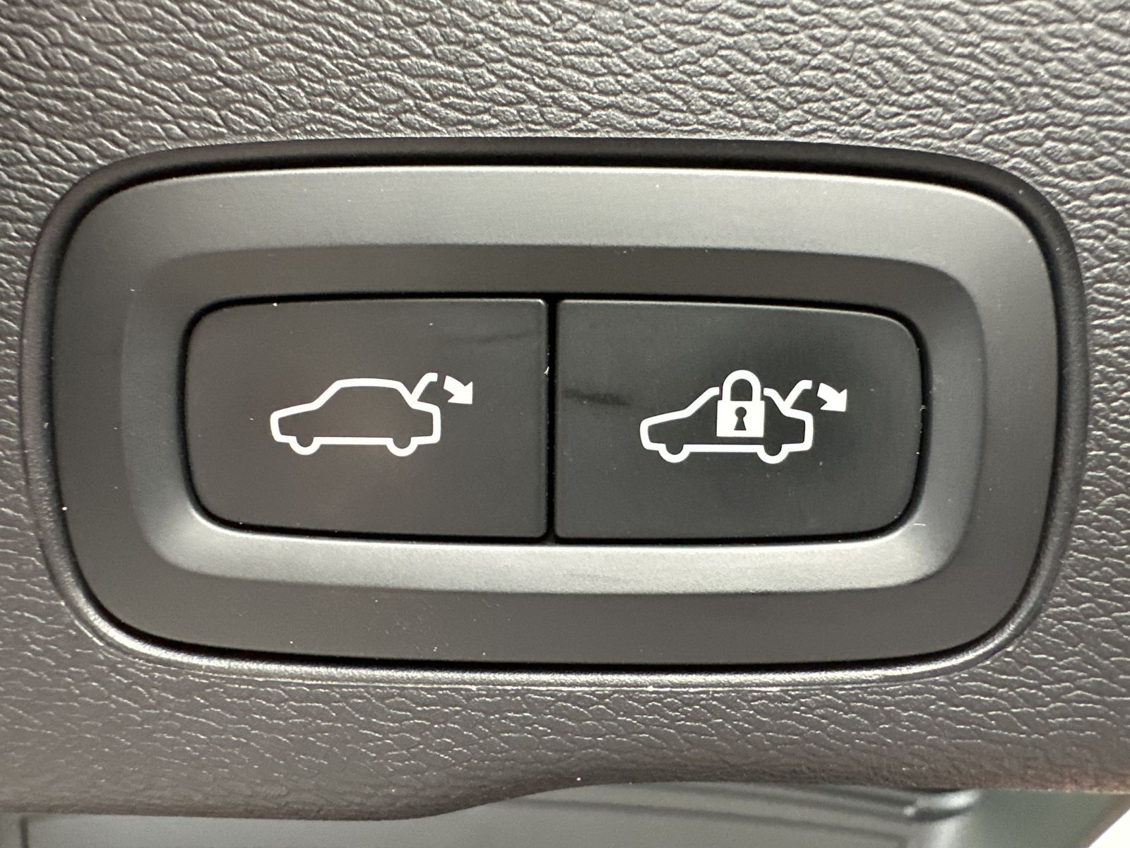 Fahrzeugabbildung Volvo XC60 B4 AWD Plus Dark NAV+LED+ACC+AHK+PANO+VCOCK