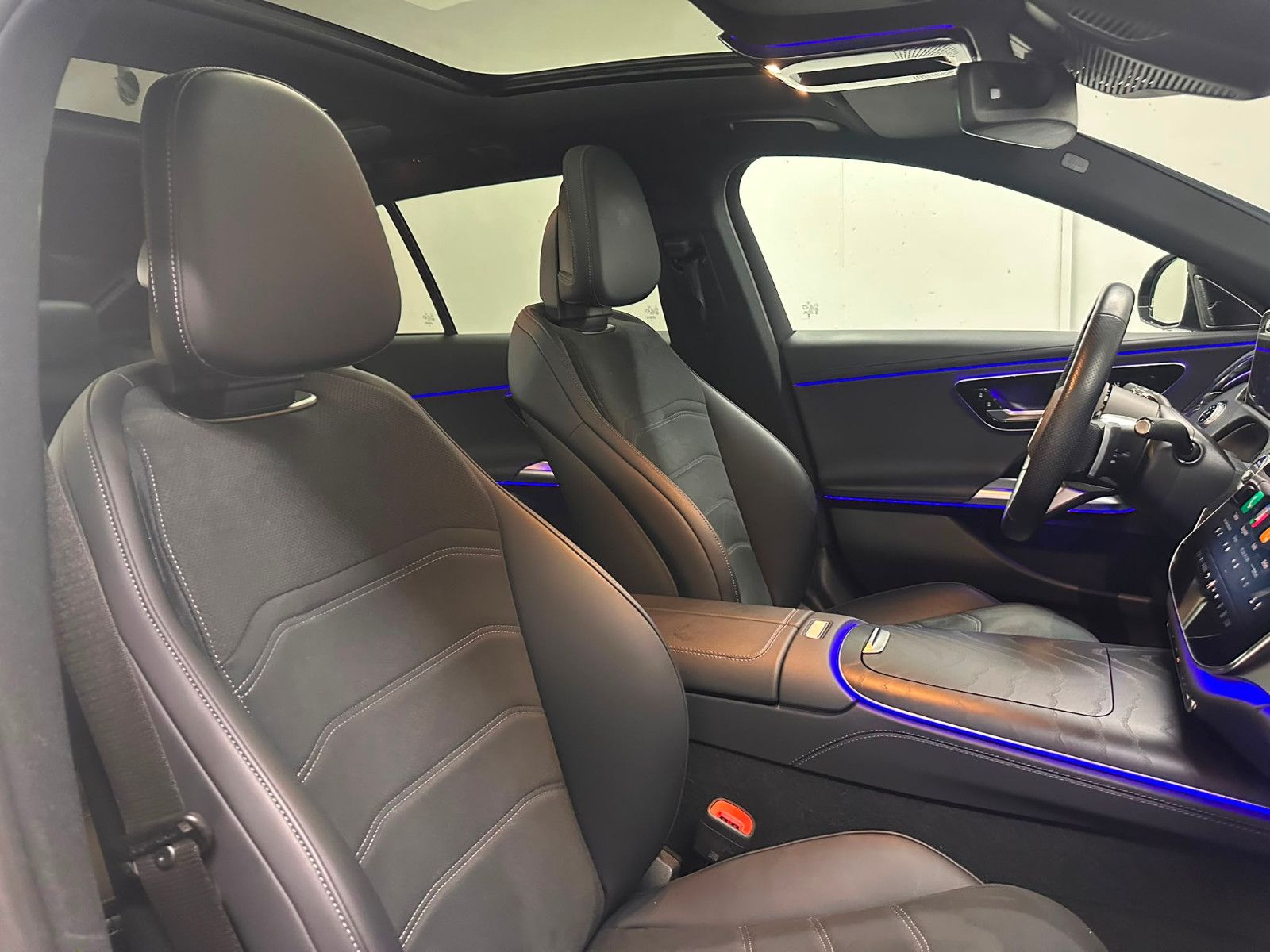 Fahrzeugabbildung Mercedes-Benz E 220 d 4MATIC T *AMG-LINE ADVANCED*PANO*KEYGO*