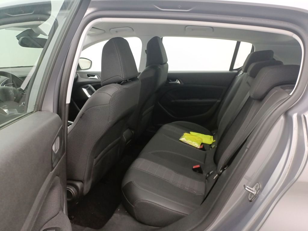 Fahrzeugabbildung Peugeot 308 Allure 1.2T NAVI/LED/PDC/TEMPOMAT