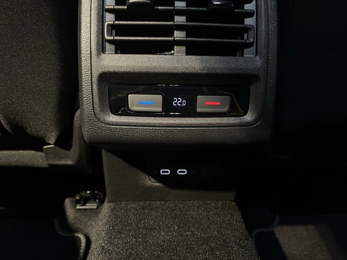Fahrzeugabbildung Volkswagen Golf Active 1.5 TSI 6-Gang IQ.Light Navi Pano