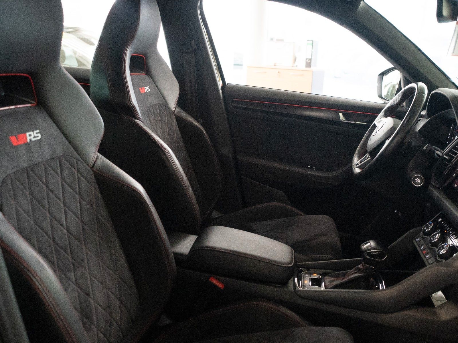 Fahrzeugabbildung SKODA Kodiaq RS 4x4 AUTOM./AHK/STANDHZG./SITZHZG./DAB