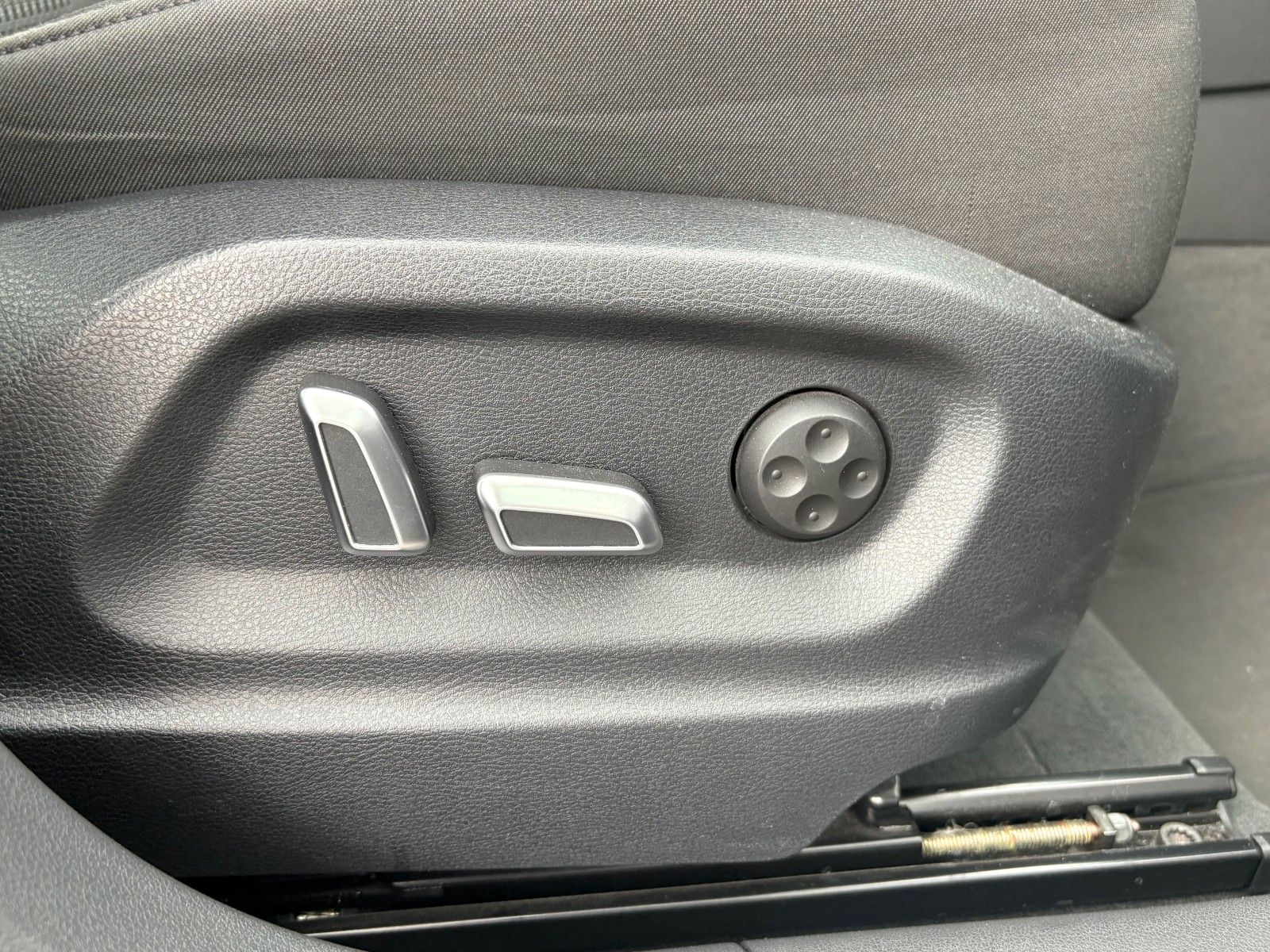 Fahrzeugabbildung Audi Q3 design quattro 2.0 TDI S-tronic Navi LED SHZ