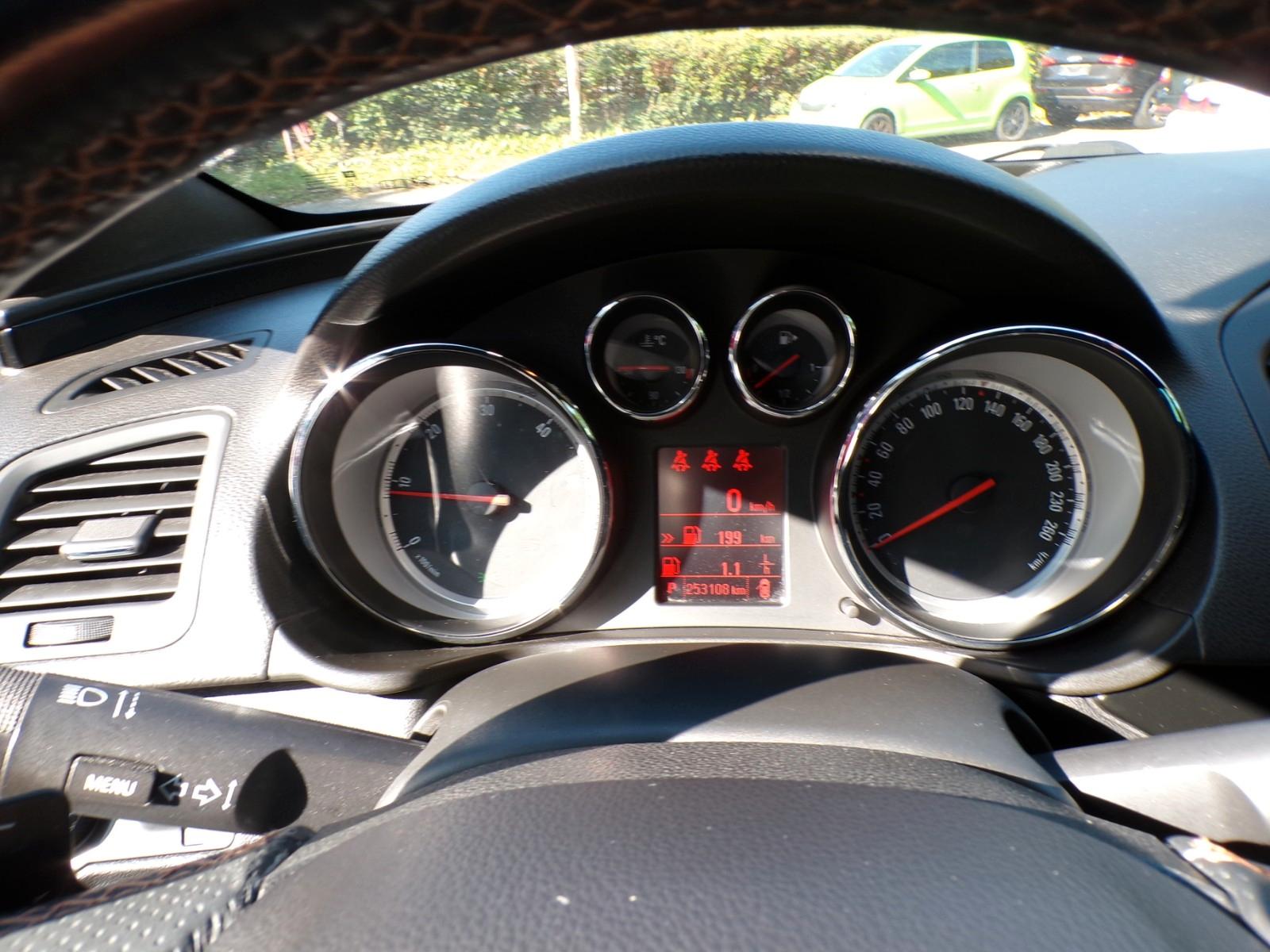 Opel Insignia 2012 — photo 14