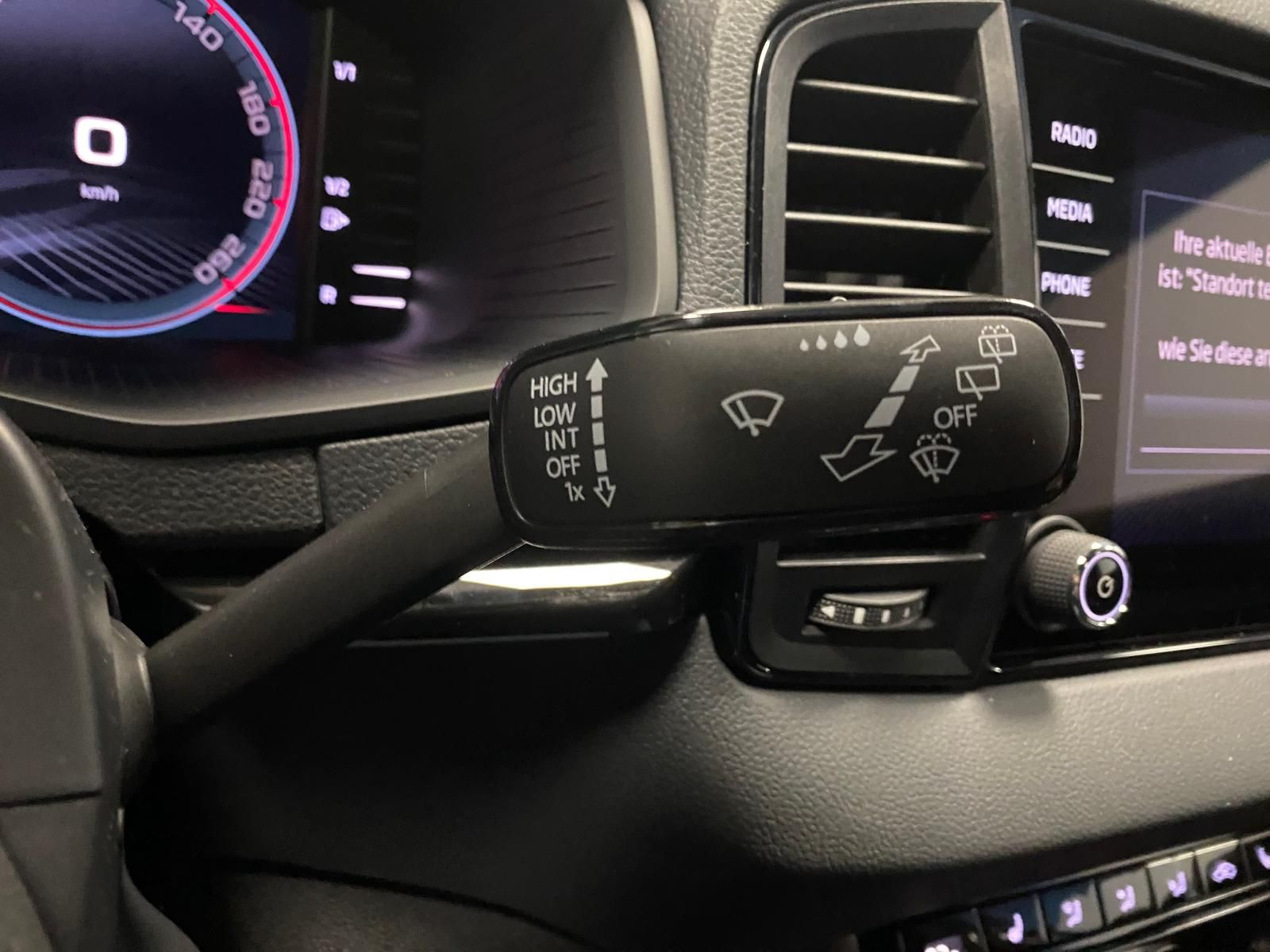 Fahrzeugabbildung SKODA Karoq 1.5 TSI SPORTLINE+MATRIX+ACC+AHK+APP+RFK++