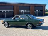 Mercedes-Benz 200 W123 Eibengrün, nur 55.000 Km!!! Scheckheft - Oldtimer mit Diesel-Antrieb