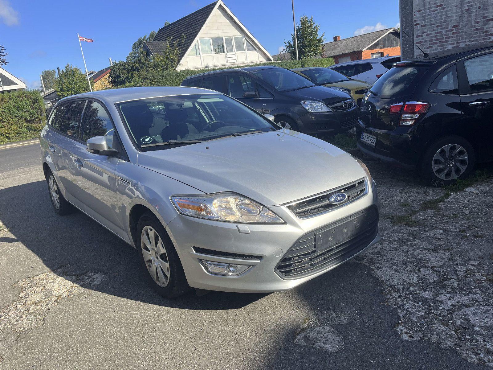 Ford Mondeo 2011 — вигляд ззаду
