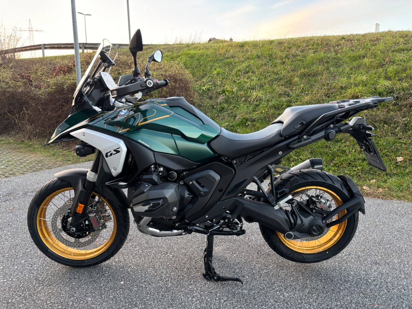 Fahrzeugabbildung BMW R 1300 GS Option 719 Doppelschalldämpfer Adaptiv