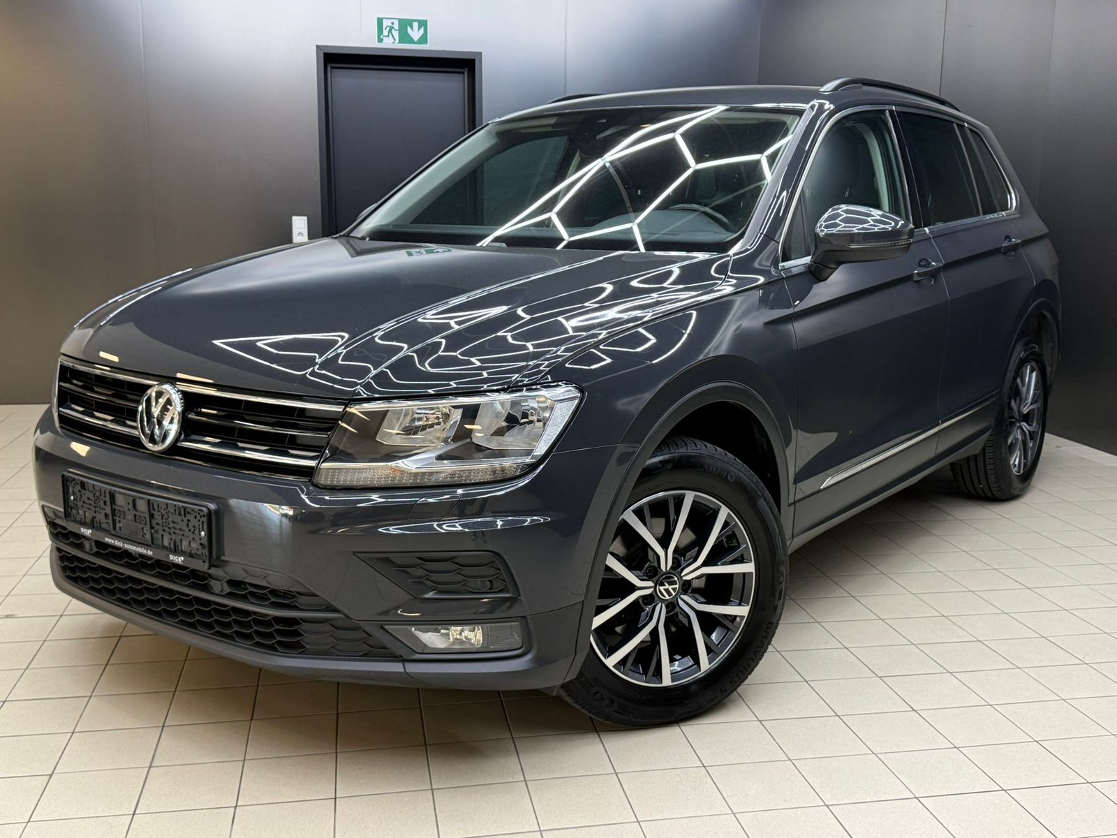 Fahrzeugabbildung Volkswagen Tiguan 2.0d DSG Comf 4Mot >NAVI+SHZ+PDC+LM+AHK+